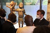 Emmanuel Macron au Musée du Quai Branly en octobre 2021, à l'occasion de la cérémonie organisée pour la restitution de 26 œuvres des trésors royaux d'Abomey à la République du Bénin.