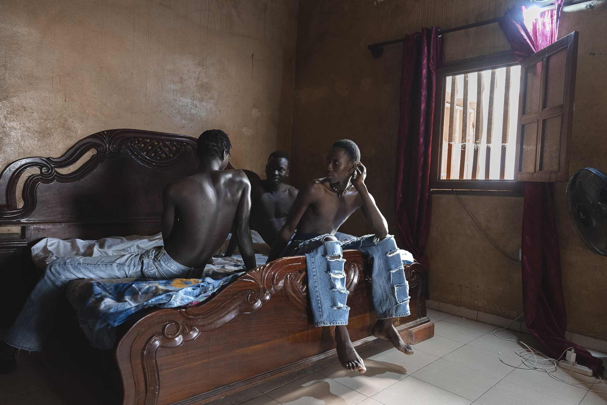 Willy Diatta, Mouha Sow et Sam Diatta à la maison familiale de ce dernier, à Keur Mbaye Fall. Dakar, 8 décembre 2024.