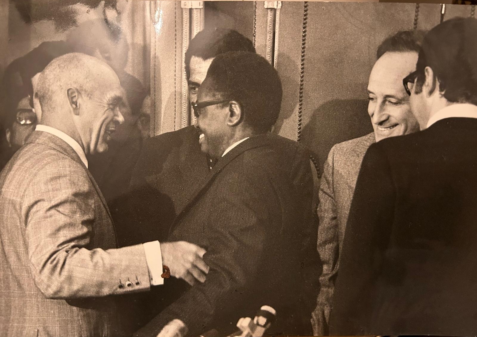De gauche à droite : Rosa Coutinho, alors haut-commissaire portugais en Angola, Agostinho Neto, président du MPLA, et Vasco dos Santos Gonçalves (de face), alors Premier ministre du Portugal, lors d'une rencontre avant les accords d'Alvor du 31 janvier 1975 (1974).