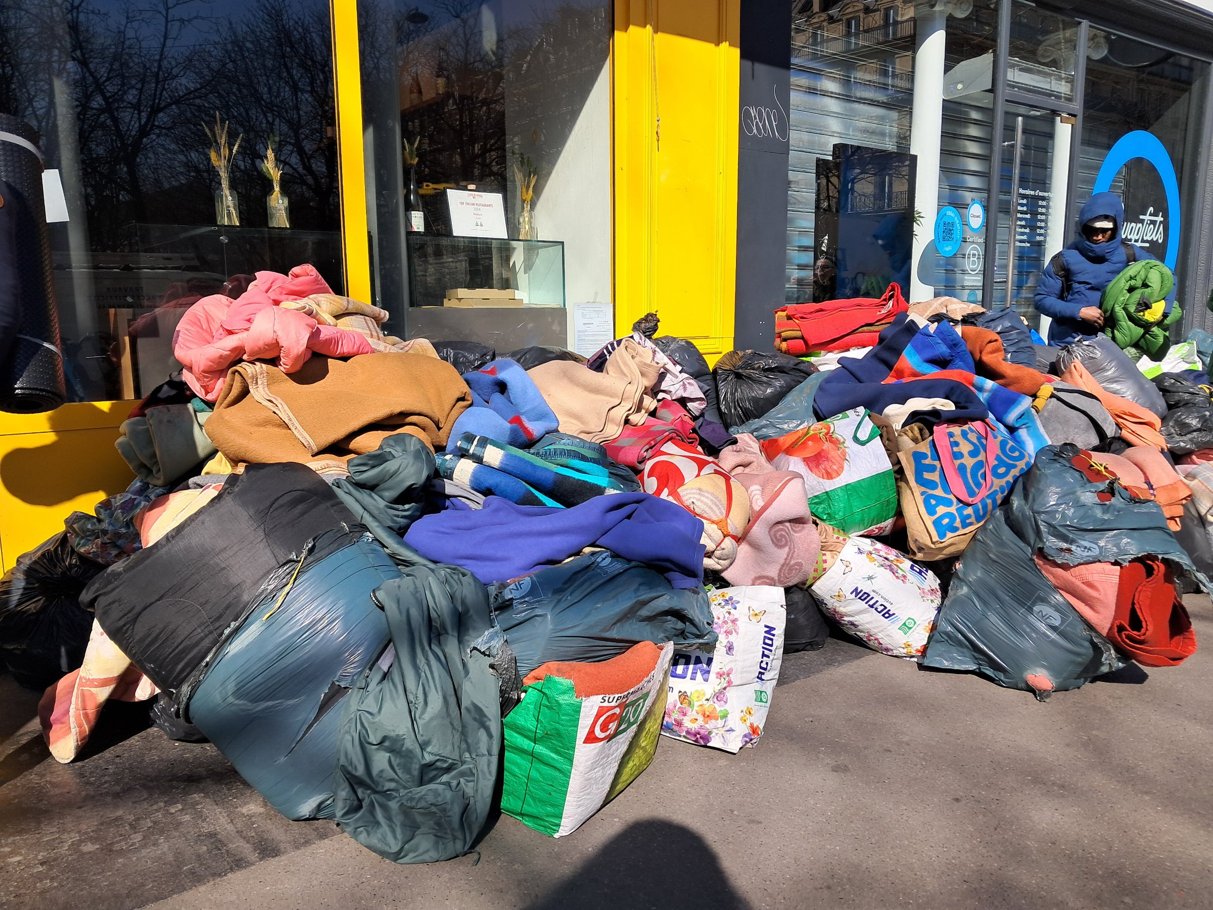 Le 18 mars, devant la Gaîté Lyrique. Un jeune mineur cherche ses affaires parmi toutes celles qui ont été jétées à la rue par les CRS.