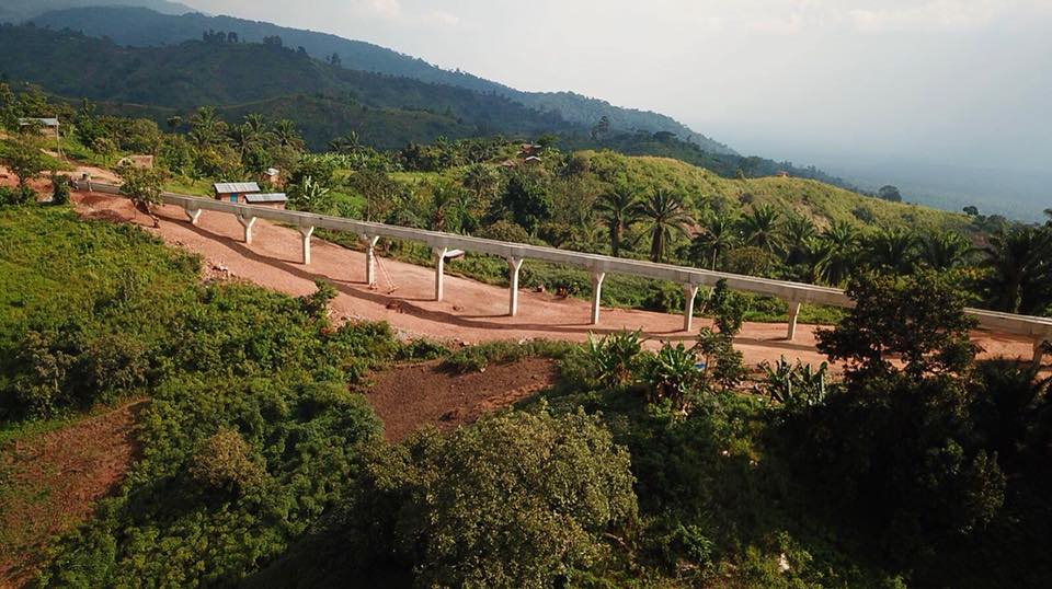 Aqueduc qui achemine l'eau des montagnes du Rwenzori jusqu'à la centrale hydroélectrique Mutwanga II (2018).