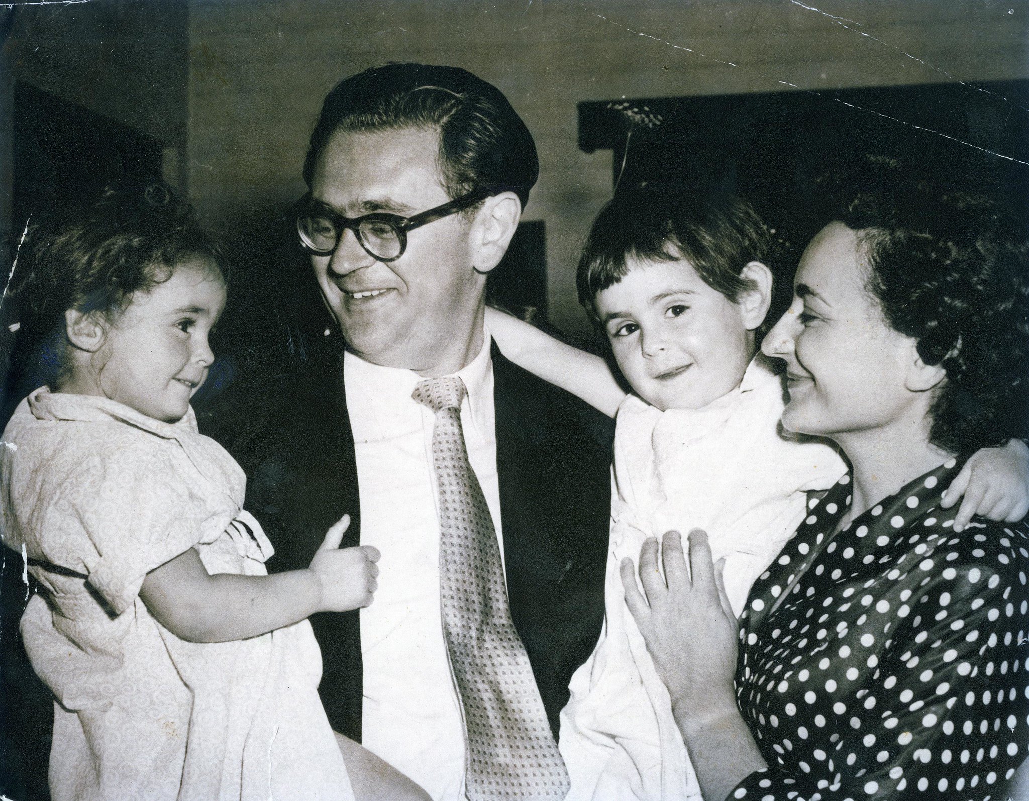 Ruth First et Joe Slovo, avec leurs filles Robyn (g) et Gillian (d) (années 1950).