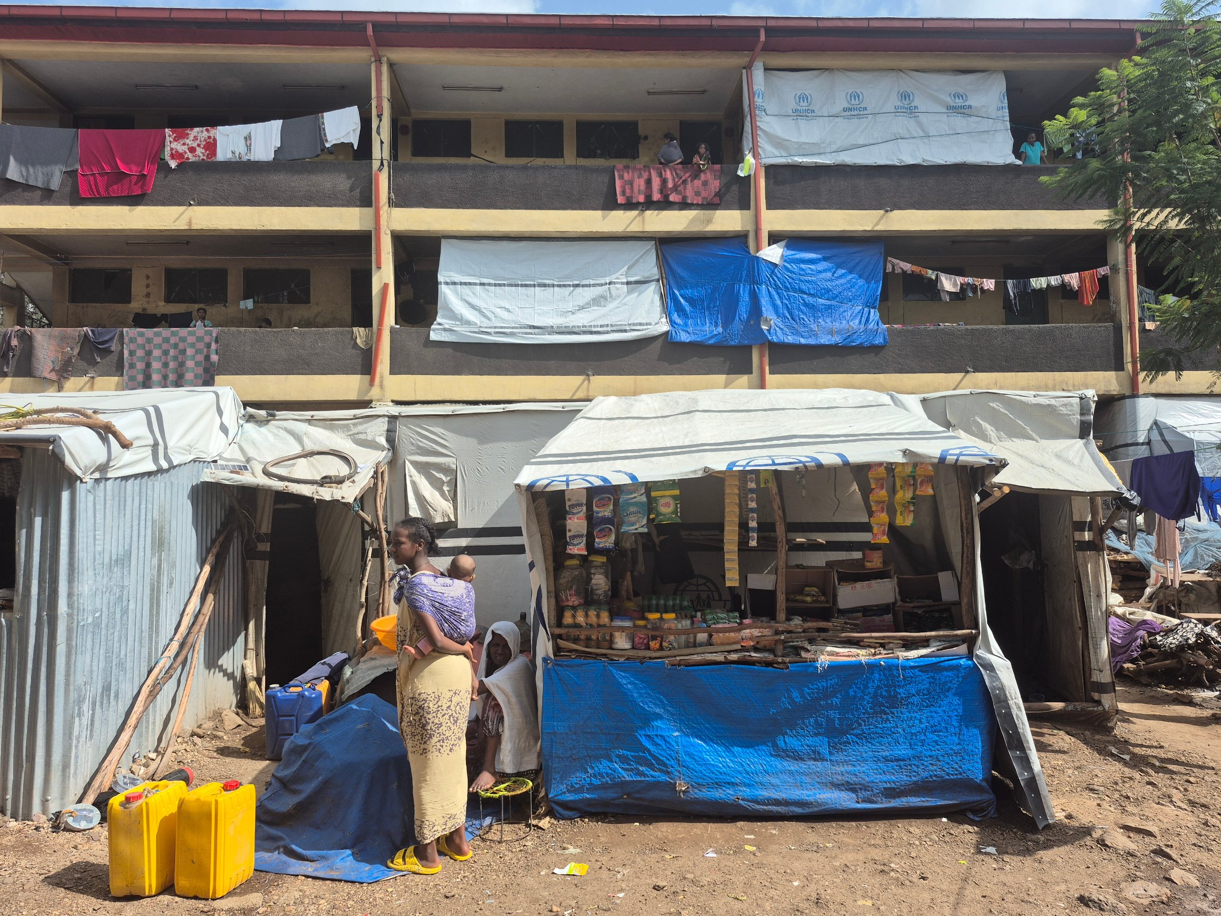 Une partie des déplacés a trouvé refuge dans le bâtiment principal de l'école élémentaire Tsehaye, à Shire (septembre 2025).
