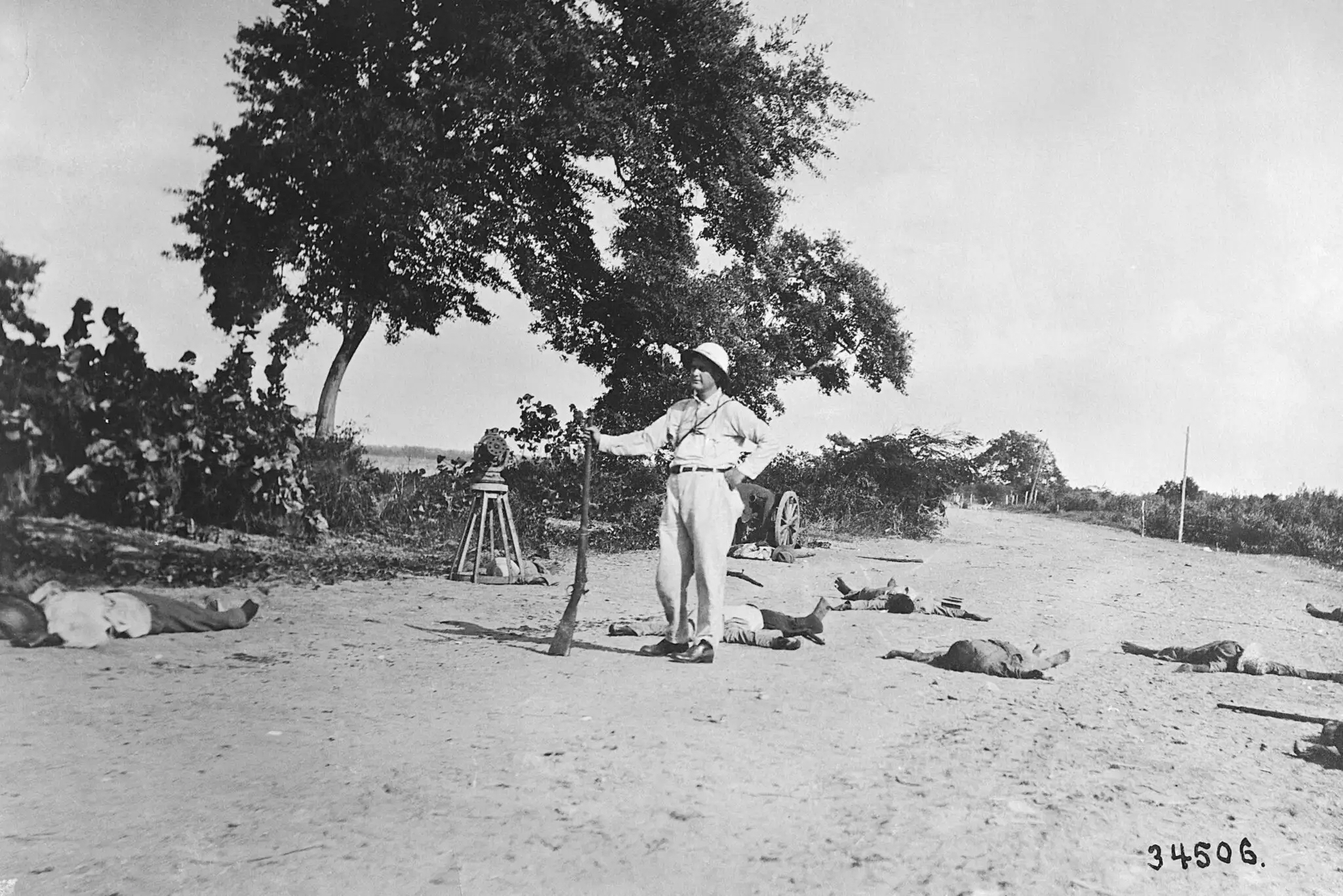 Un Etats-unien posant avec des cadavres de révolutionnaires haïtiens tués par les mitrailleuses des Marines, le 11 octobre 1915.