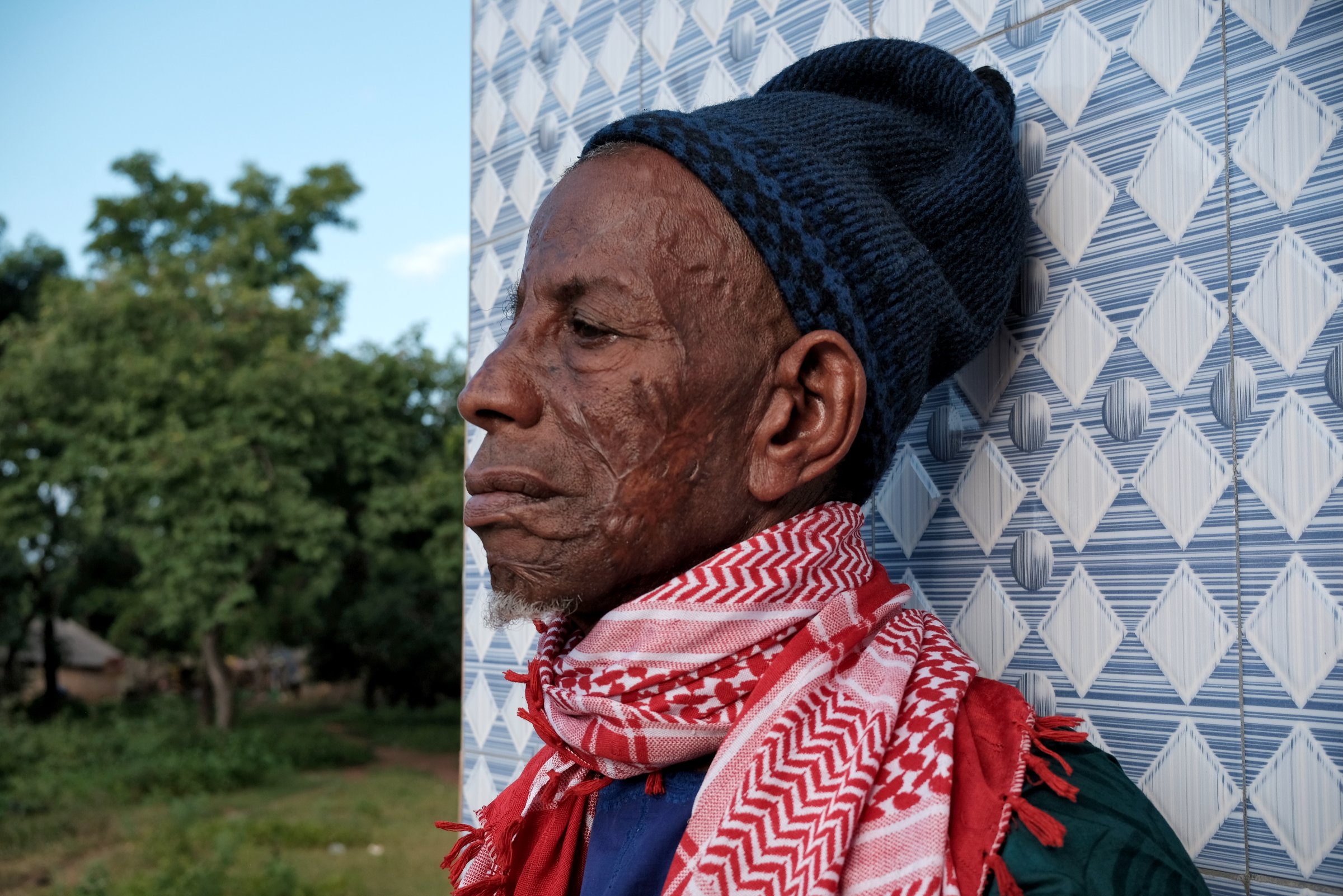 Adama Sidibé adossé à la mosquée de son campement. Région du Bounkani, Côte d'Ivoire, 2025.
