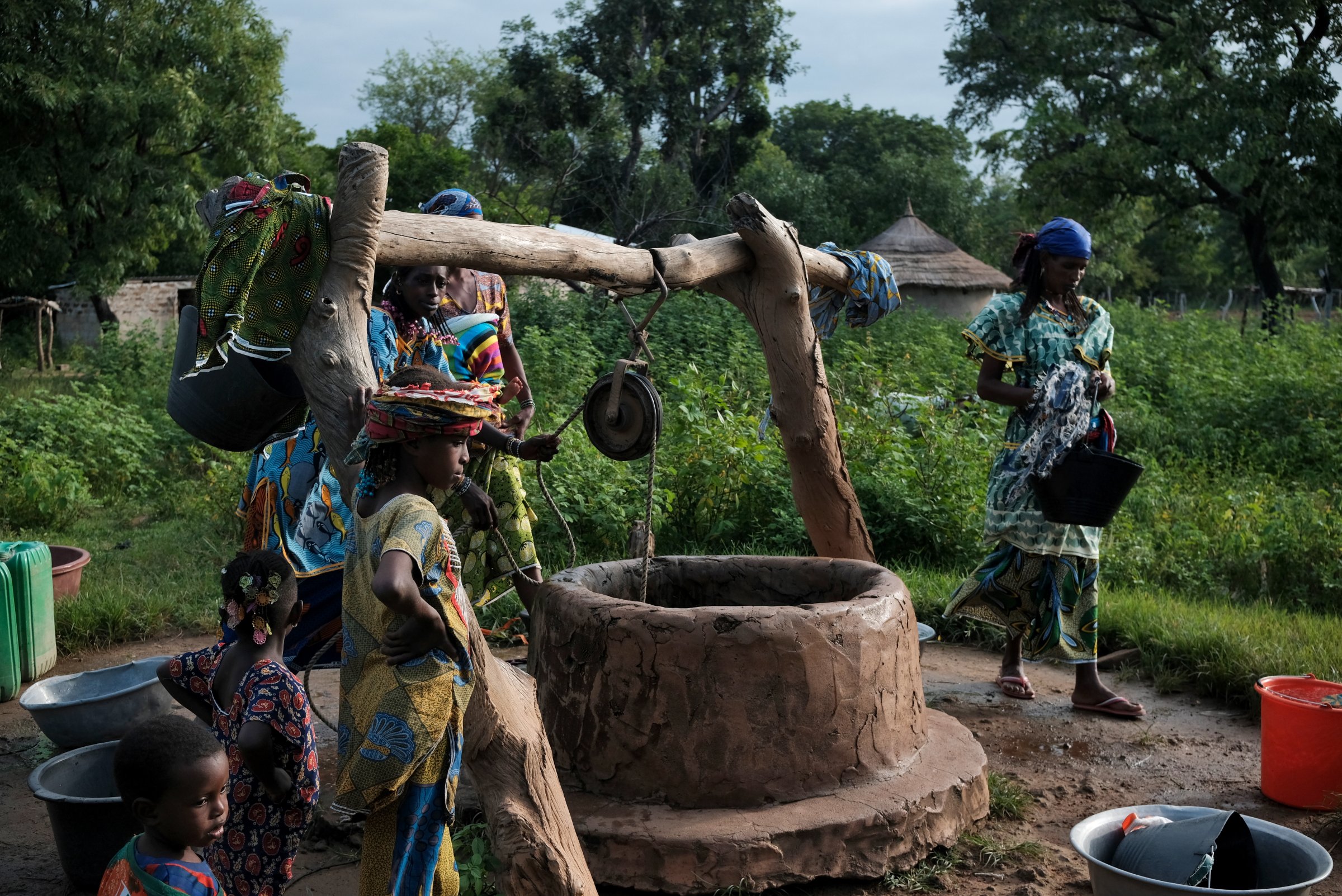Des femmes puisent de l'eau dans un campement peul. Région du Bounkani, Côte d'Ivoire, 2025.