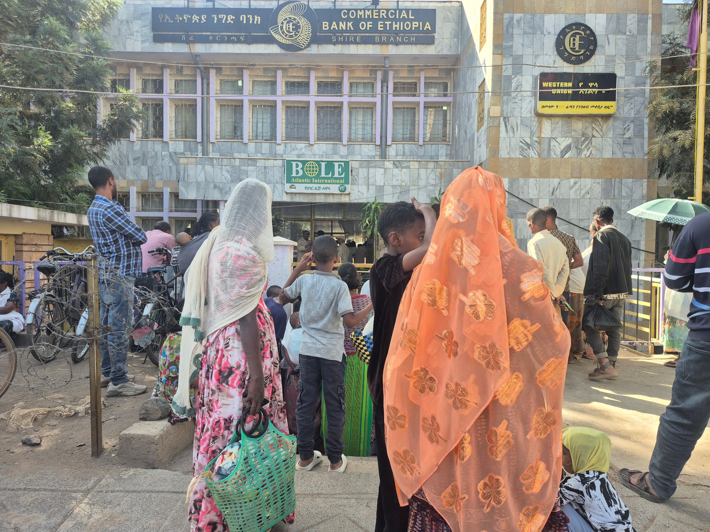 Des habitants de Shire, au Tigray, font la queue devant une banque, alors que le gouvernement prive la région d'espèces depuis plusieurs mois.