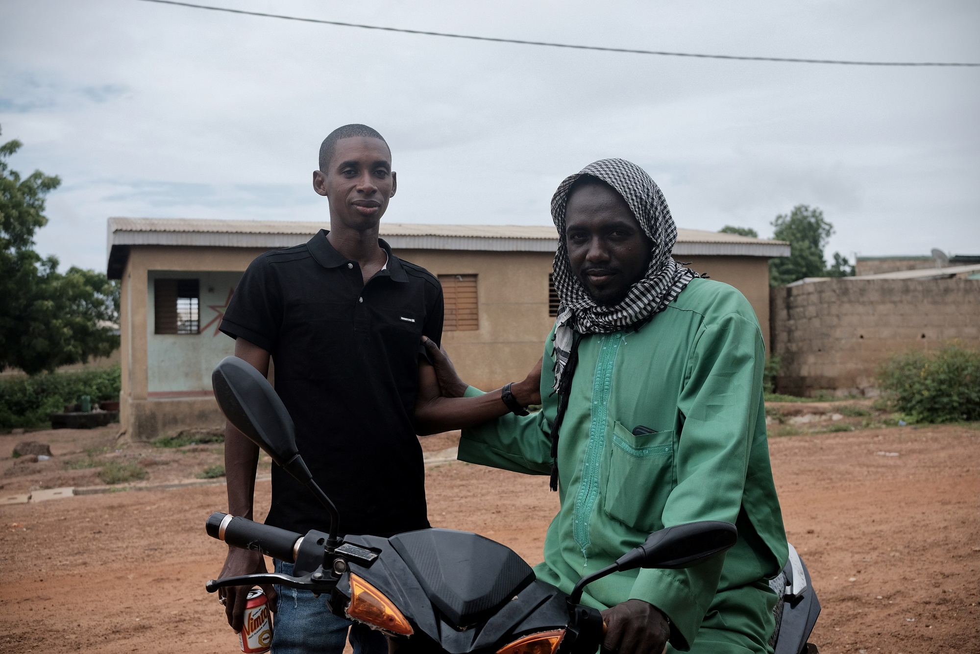 Abdoulaye Diallo, à gauche, fournit une solution de logement temporaire. Région du Bounkani, Côte d'Ivoire, 2025.