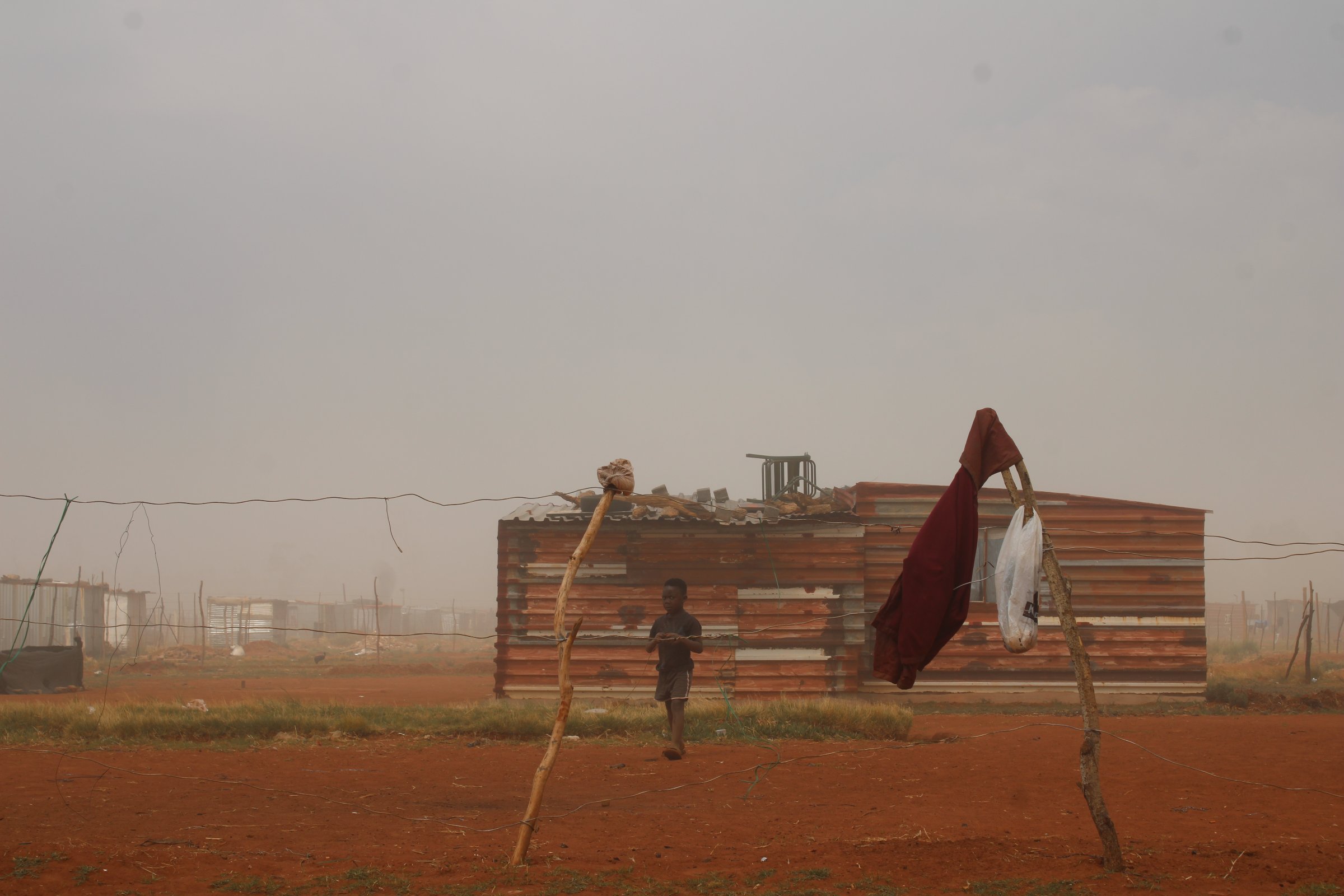 Deux enfants dans le bidonville de Mountain View, à Soweto, Johannesburg (novembre 2025).