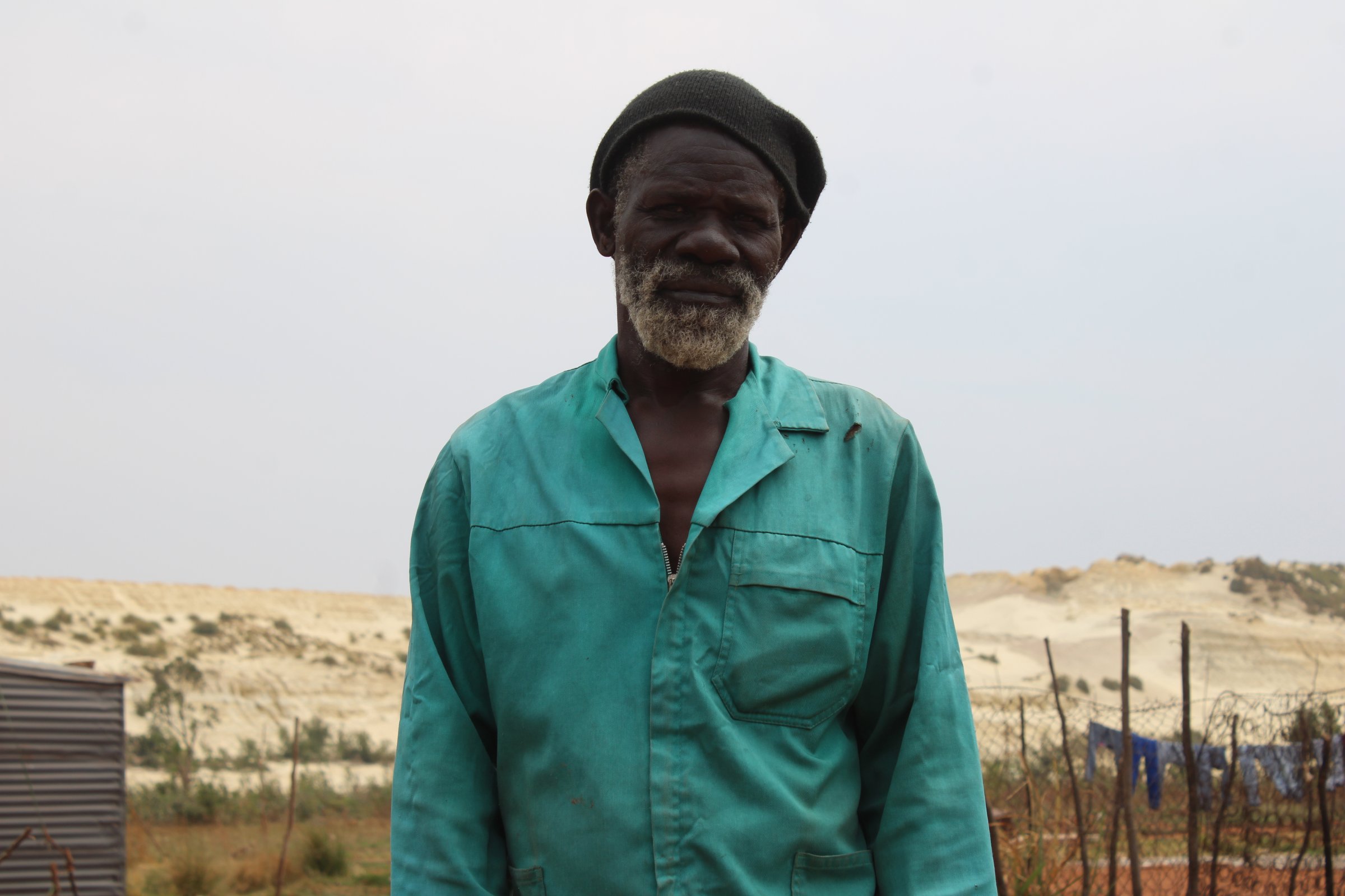 Depuis qu'il vit dans le bidonville, Pegwise Mgulula, 61 ans, n'arrête pas de tousser (novembre 2025).