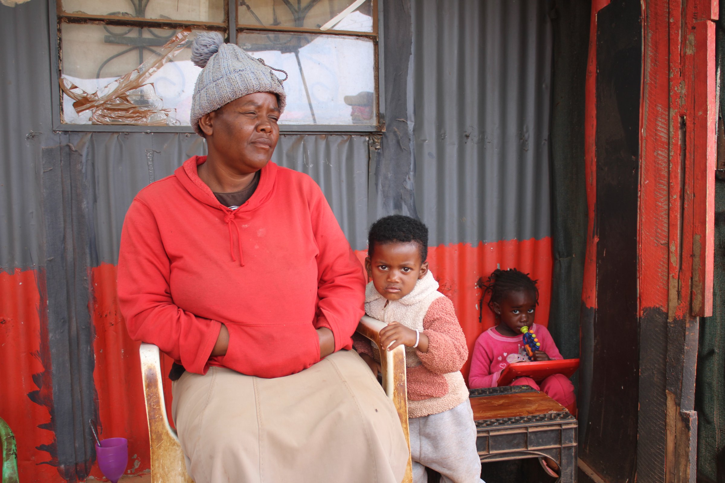 Miligani Choun et ses deux filles. Quand l'aînée (au milieu) est tombée malade, le médecin lui a prescrit un médicament pour {« nettoyer ses poumons »} (novembre 2025).