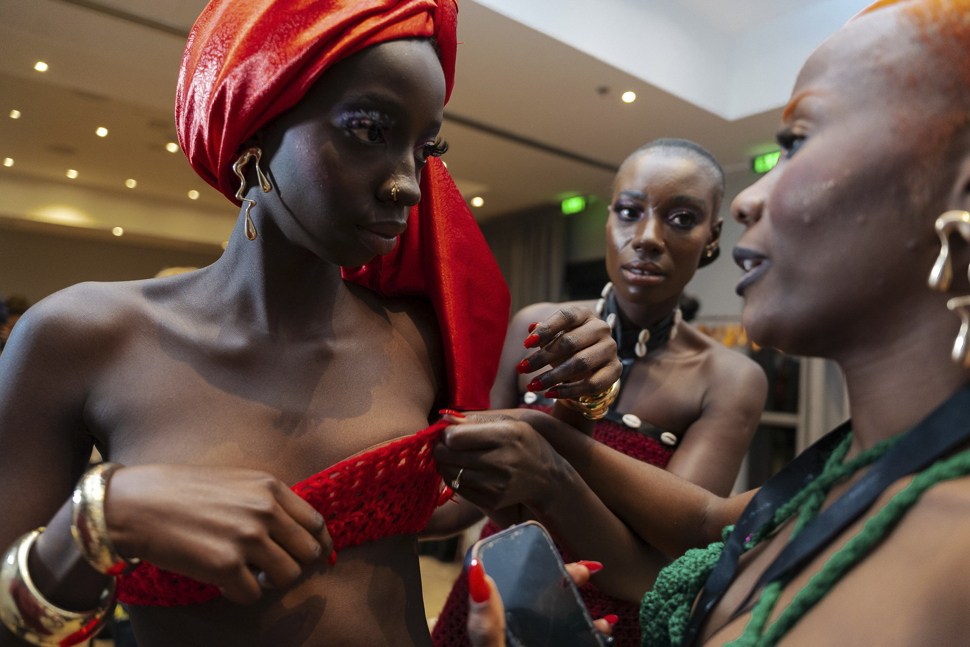 Préparatifs des modèles avant le défilé à l'hôtel Pullman. Dakar, 6 décembre 2024.