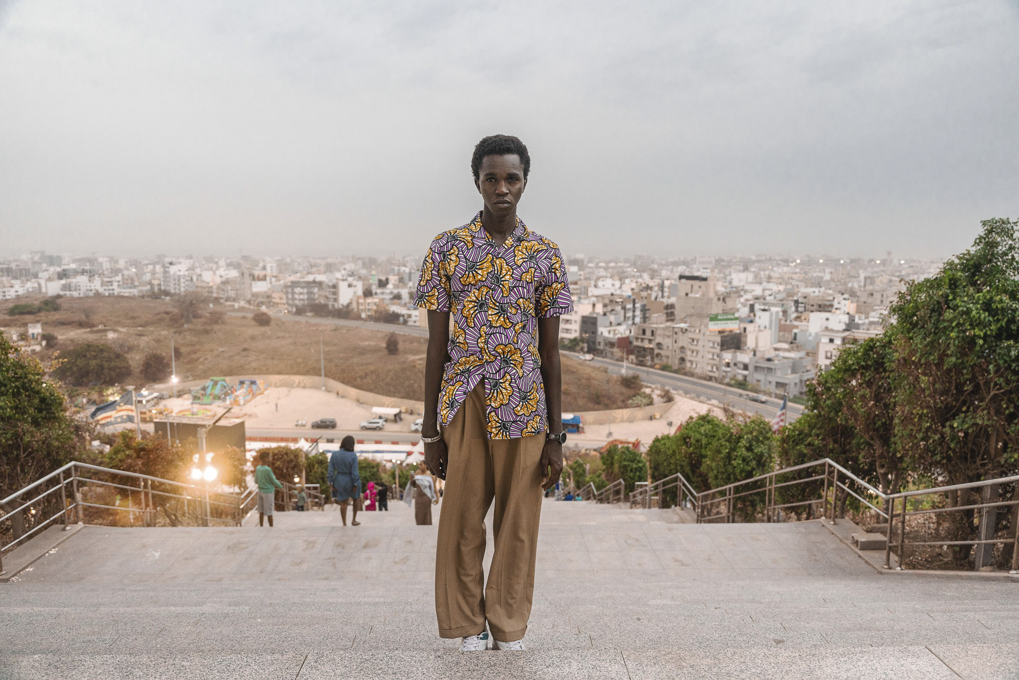 Le mannequin Goora Mbaye, 24 ans, sur les marches du Monument de la Renaissance. Dakar, 5 décembre 2024.