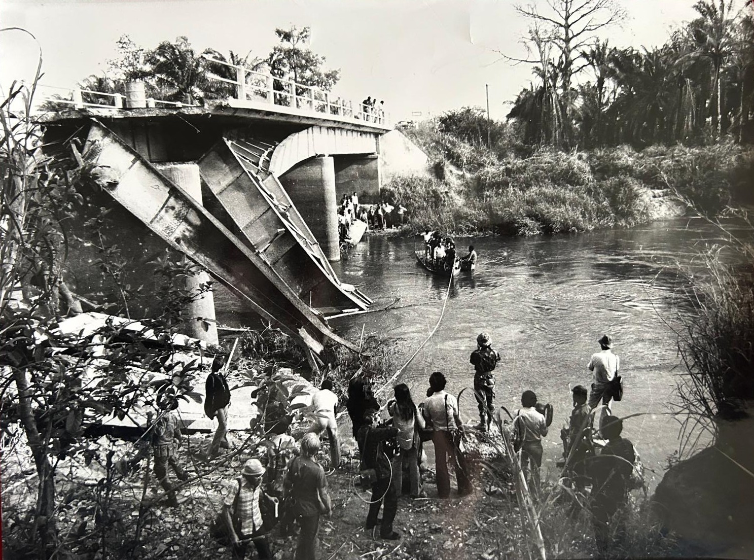 11 novembre 1975. Le pont détruit sur la rivière Bengo pour empêcher les troupes du FNLA d'avancer sur Luanda.