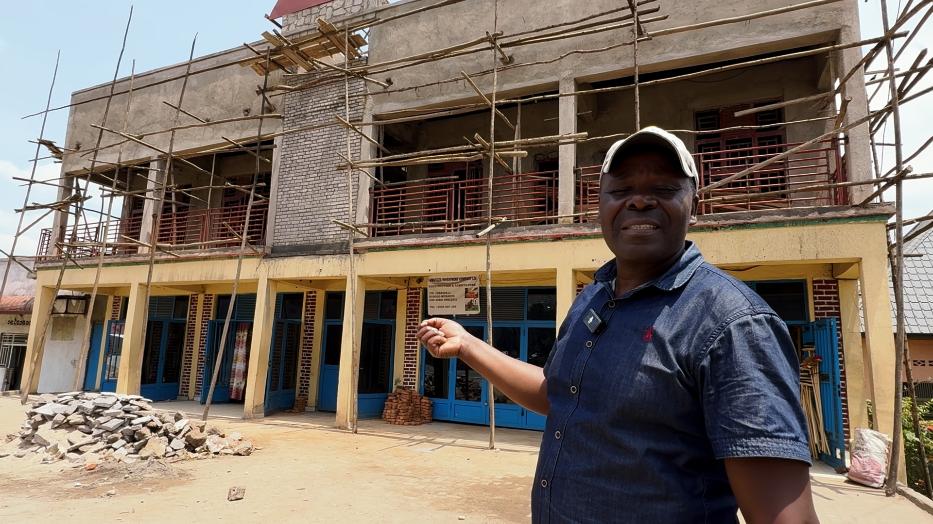 Bonaventure Bimenyimana, l'ex-capitaine Cobra, devant son futur hôtel-restaurant, près du parc national des Virunga (août 2025).