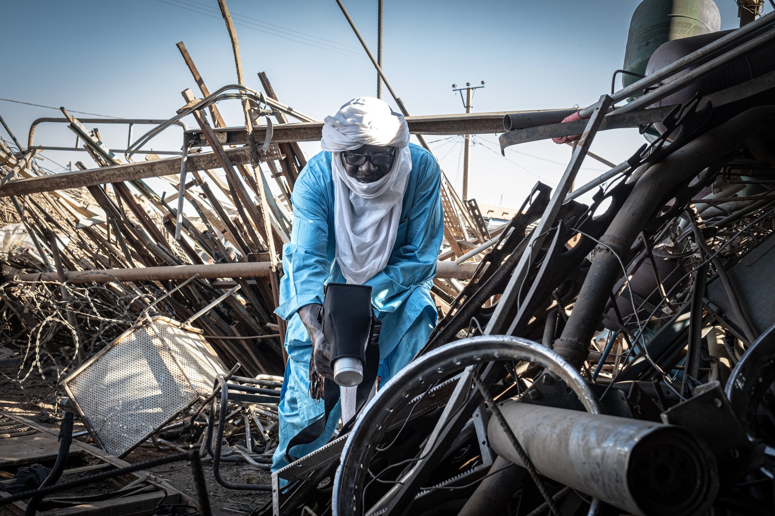 Almoustapha Alhacen uses a scintillometer to measure the radioactivity of scrap metal at Arlit.