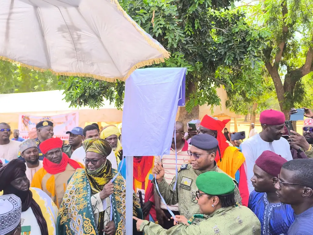 Baptême de l'avenue Sarkin Konni Mahamadou en présence de son descendant royal, en turban bronze et cape bronze et bleu, le 14 octobre 2025 à Niamey.