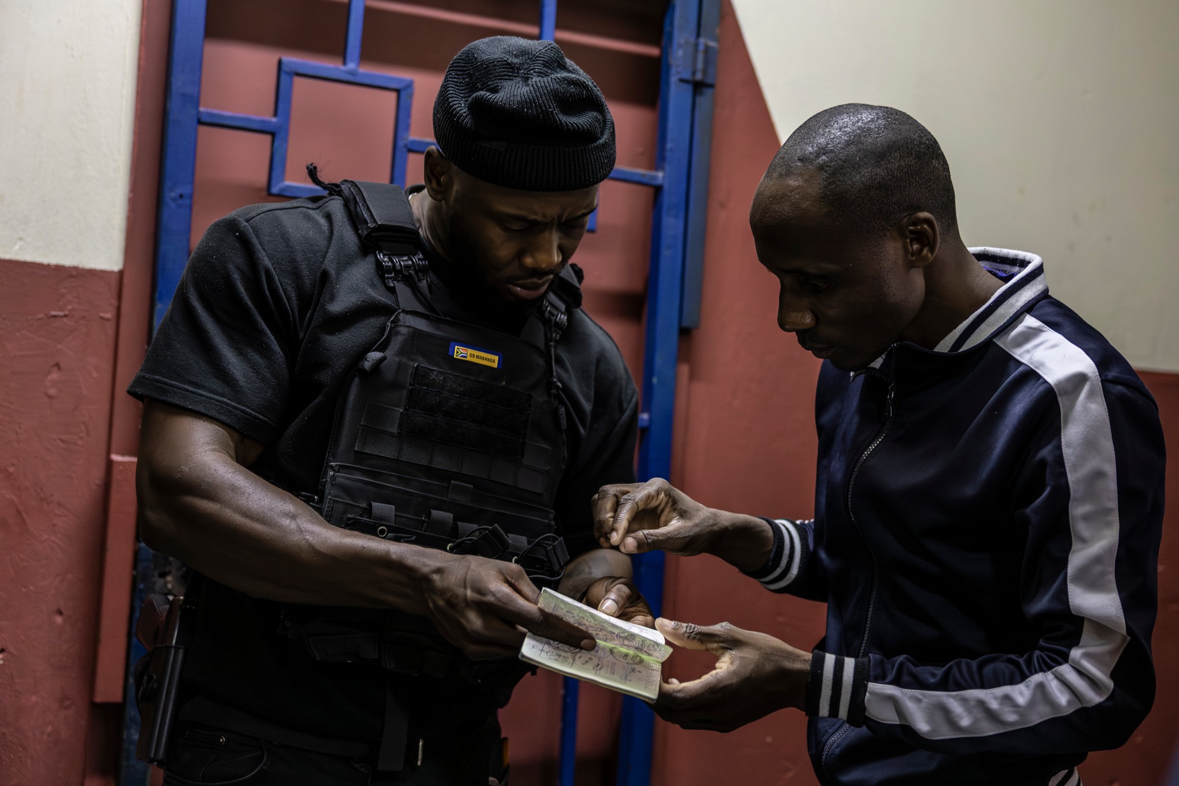 Un agent vérifie le passeport d'un résident (18 décembre 2025).