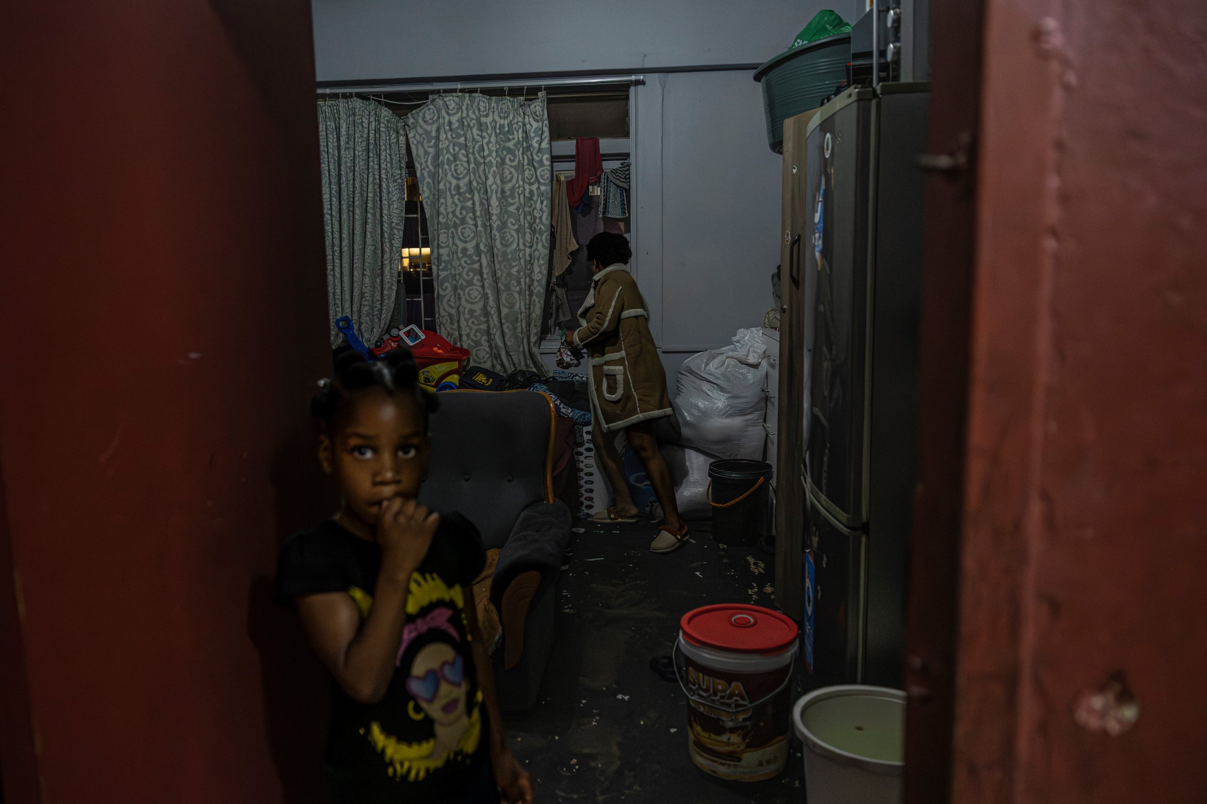 Une femme avec son enfant dans leur appartement lors de la descente de police (18 décembre 2025).