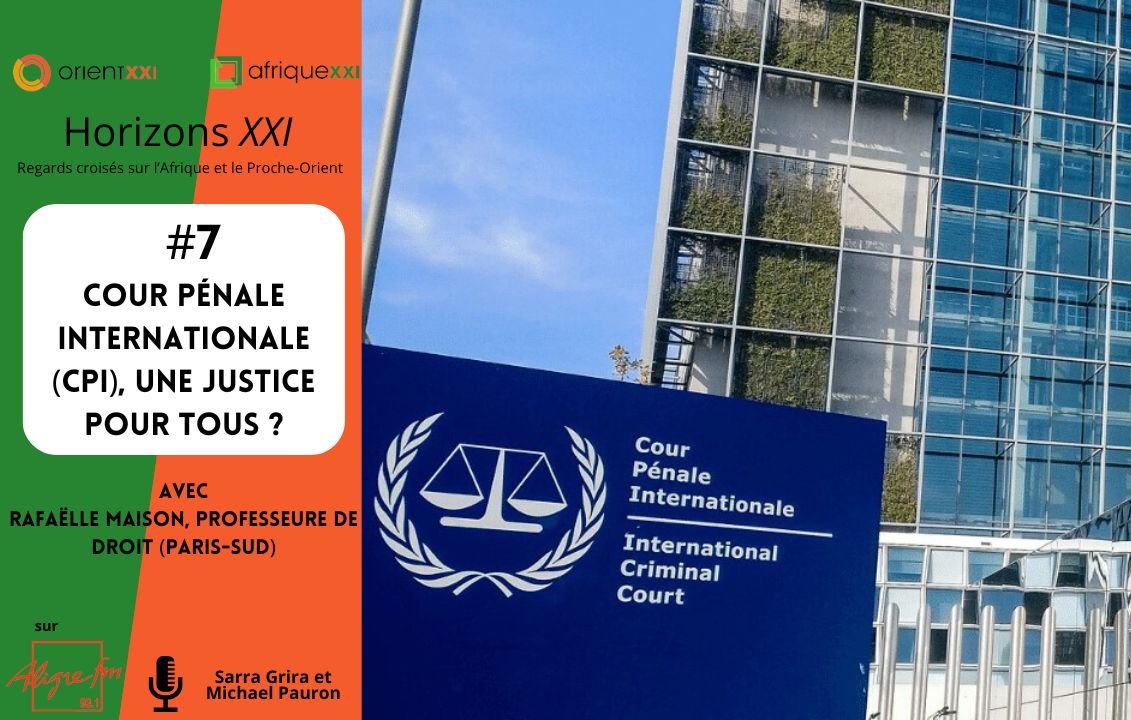 L'image présente une scène d'une conférence ou d'un événement lié à la Cour pénale internationale (CPI). Sur le côté gauche, un encadré orange affiche le titre "Horizons XXI" et le numéro 7, indiquant le thème de la discussion sur la justice internationale. On y voit également le nom de la conférencière, Rafaëlle Maison, professeure de droit à Paris-Sud. À droite, on aperçoit un bâtiment moderne, probablement le siège de la CPI, avec des façades en verre réfléchissant la lumière. En bas à droite, le logo de la Cour pénale internationale est visible, symbolisant la justice internationale. L'ensemble communique une ambiance académique et sérieuse, évoquant des discussions sur des enjeux juridiques importants.