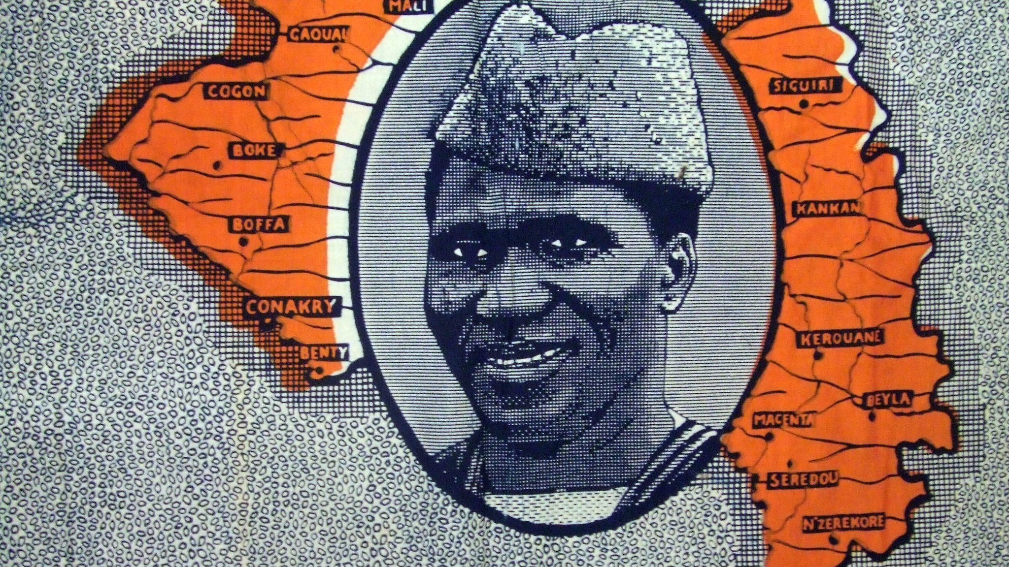 L'image que vous décrivez se compose principalement d'une carte stylisée de la Guinée, avec des contours et des noms de différentes régions. Au centre, il y a un portrait en noir et blanc d'un homme souriant, qui porte un chapeau caractéristique. Ce portrait est entouré d'un cadre ovale, et l'ensemble est mis en valeur par des zones colorées en orange sur la carte, qui semblent indiquer des localités spécifiques. Le fond est constitué de motifs répétitifs, créant une texture visuelle intéressante. Cette image évoque une célébration de la culture guinéenne, mettant en avant à la fois la géographie et une personnalité marquante.
