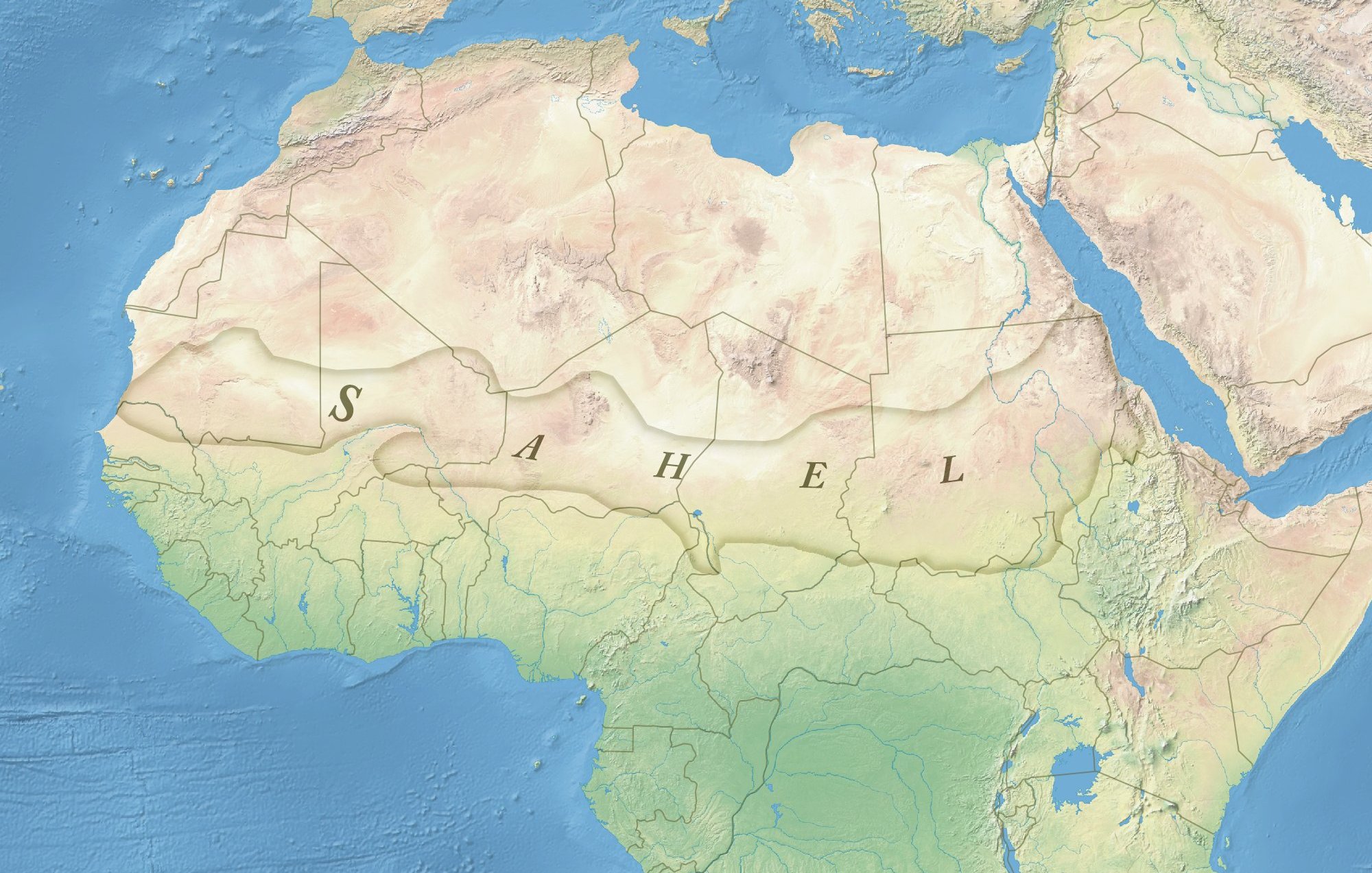 Cette image représente une carte topographique de l'Afrique, mettant en évidence la région du Sahel. Le Sahel est une zone de transition entre le désert du Sahara au nord et les savanes humides au sud. Sur la carte, vous pouvez observer des reliefs variés, avec des zones plus élevées et d'autres plus basses, illustrant les différences de terrain. Les rivières, les lacs et les frontières des pays sont également visibles, ce qui donne une idée des caractéristiques géographiques de cette région. Les couleurs allant du beige clair au vert indiquent les différents types de terrains, passant des dunes désertiques aux terres cultivées.