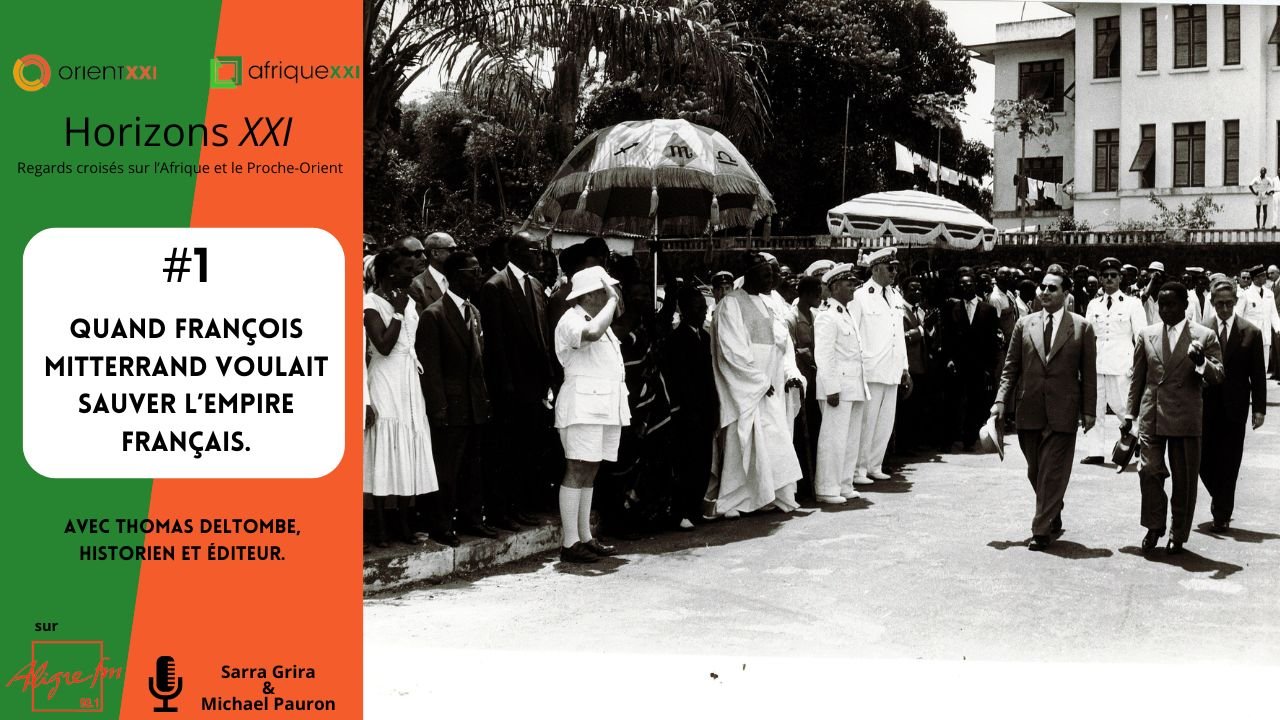 L'image présente un groupe de personnes marchant dans une rue, habillées en vêtements d'époque, probablement vers les années 1960. Au premier plan, on voit un homme en costume sombre, entouré de plusieurs autres personnes en costumes blancs et uniformes. À l'arrière-plan, on aperçoit des bâtiments majestueux, ainsi que des arbres feuillus, ajoutant une touche d'élégance à la scène. Certains membres du groupe tiennent des chapeaux ou des ombrelles pour se protéger du soleil. Dans le coin supérieur gauche, on trouve le nom de l'événement ou de la thématique : "Horizons XXI", avec des éléments graphiques en orange. L'image évoque un moment historique où François Mitterrand, alors homme politique, cherchait à préserver l'influence de la France dans ses anciennes colonies. Cette scène représente une époque marquée par des enjeux politiques et historiques complexes.