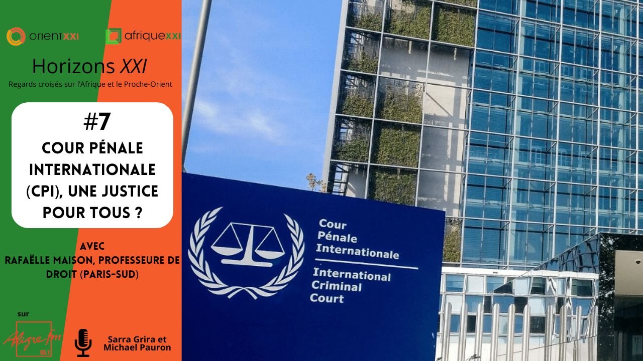 L'image présente une scène d'une conférence ou d'un événement lié à la Cour pénale internationale (CPI). Sur le côté gauche, un encadré orange affiche le titre "Horizons XXI" et le numéro 7, indiquant le thème de la discussion sur la justice internationale. On y voit également le nom de la conférencière, Rafaëlle Maison, professeure de droit à Paris-Sud. À droite, on aperçoit un bâtiment moderne, probablement le siège de la CPI, avec des façades en verre réfléchissant la lumière. En bas à droite, le logo de la Cour pénale internationale est visible, symbolisant la justice internationale. L'ensemble communique une ambiance académique et sérieuse, évoquant des discussions sur des enjeux juridiques importants.