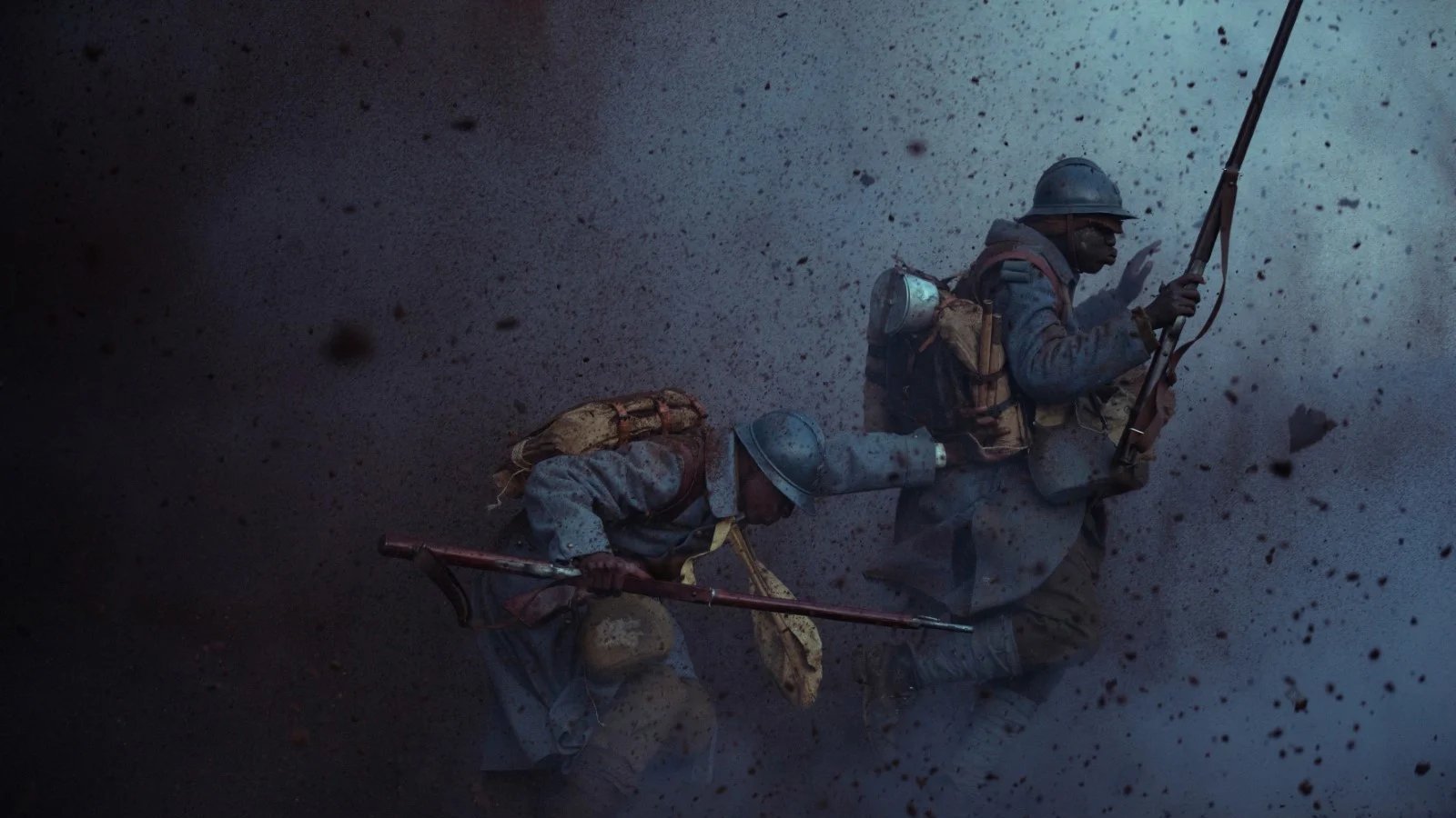 L'image dépeint une scène de guerre intense. Deux soldats, habillés de uniformes bleu ciel typiques de la Première Guerre mondiale, avancent avec détermination à travers un paysage chaotique. On ressent une ambiance de tension et de danger, accentuée par des éclats de poussière et de débris qui volent autour d'eux, comme si une explosion venait de se produire. Les soldats portent des sacs à dos lourds et sont armés de fusils, montrant leur préparation au combat. Leur position angulaire suggère un mouvement rapide, soulignant le courage et l'adrénaline de la situation. L'éclairage est sombre, créant une atmosphère pesante, presque apocalyptique.