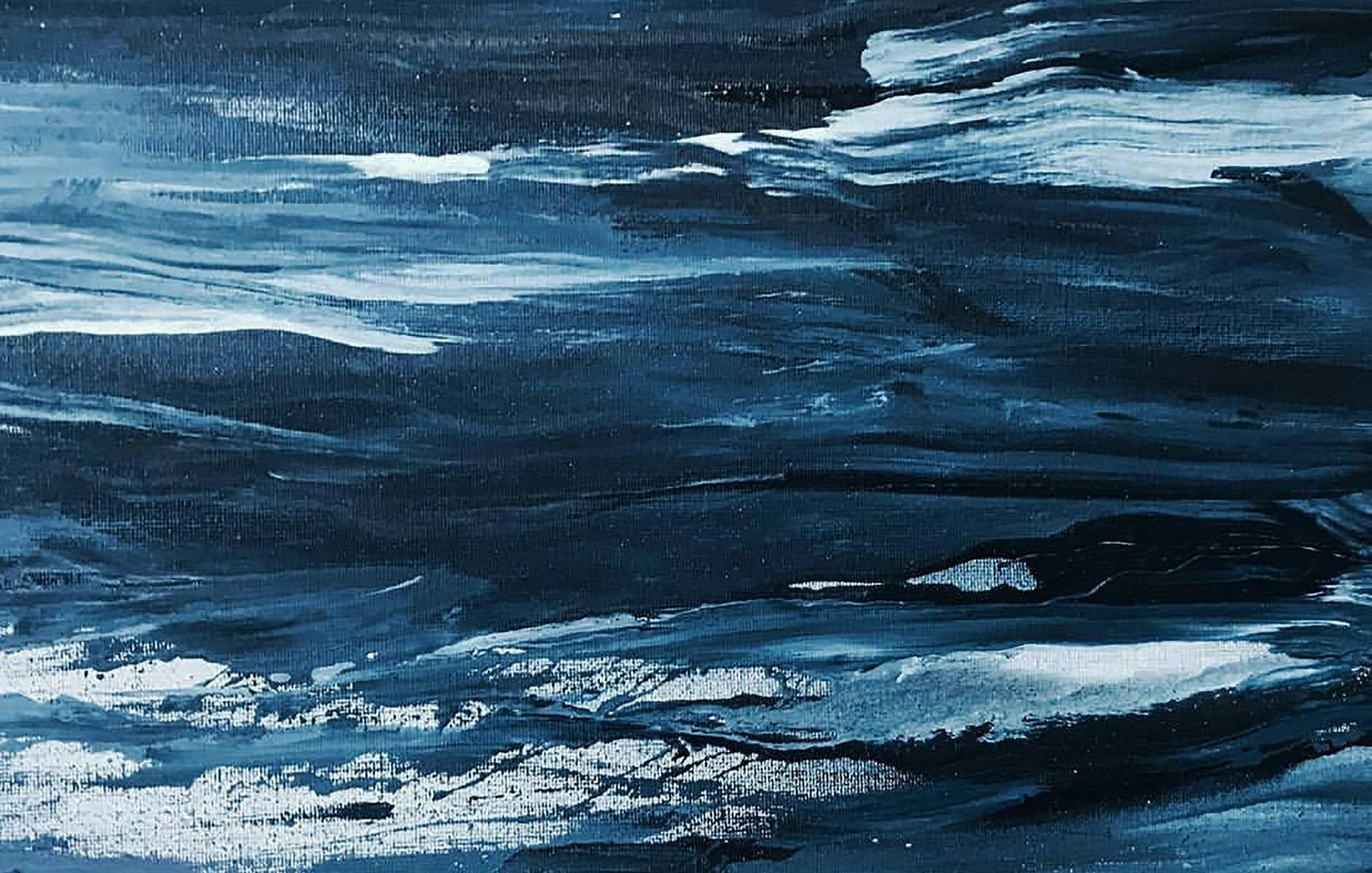 L'image représente une peinture abstraite dominée par des nuances de bleu, allant des teintes sombres aux tonalités plus claires. On peut y percevoir de fines lignes et des textures qui évoquent le mouvement de l'eau, comme des vagues ondulantes. Des touches de blanc ajoutent de la luminosité, imitant des reflets ou des éclats de lumière. L'ensemble dégage une atmosphère calme et mystérieuse, invitant à une contemplation paisible.