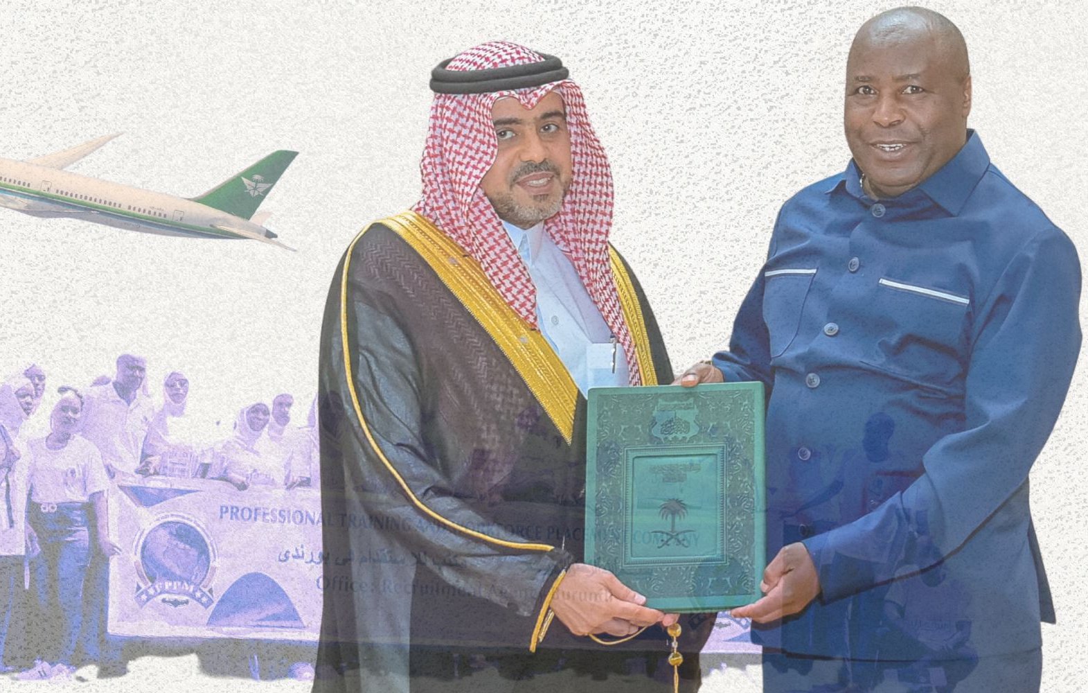 L'image représente une scène de cérémonie, probablement liée à un événement officiel ou un partenariat. Au premier plan, deux hommes se tiennent côte à côte. L'un d'eux porte une tenue traditionnelle saoudienne, un « thobe » avec un manteau en or, tandis que l'autre est habillé de manière formelle, avec une veste bleu foncé. Ils échangent un document ou une plaque, symbolisant un accord ou une reconnaissance. En arrière-plan, on peut distinguer un groupe de personnes, probablement des pèlerins, qui semblent se préparer à une expédition. Un avion de la compagnie aérienne Saudia survole la scène, ajoutant un aspect dynamique à l'image. L'ensemble dégage une atmosphère de collaboration interculturelle et de célébration.