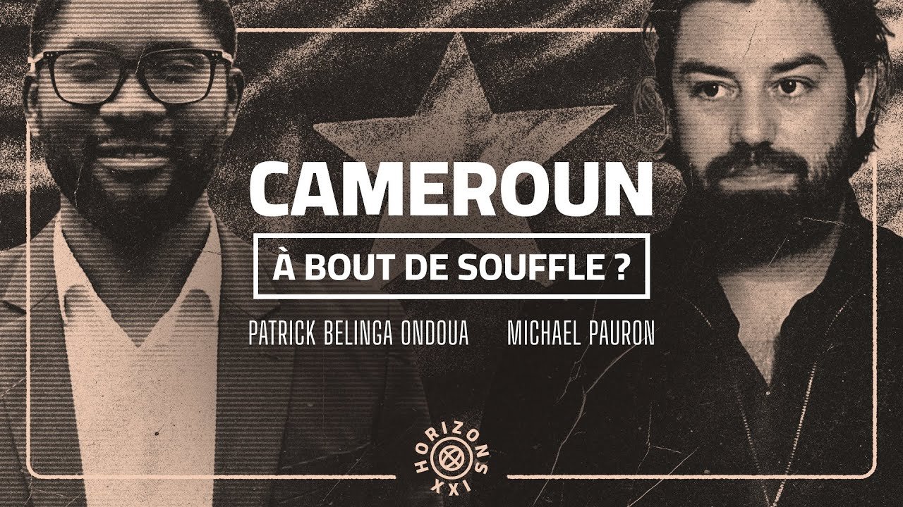 L'image présente deux personnes en portrait. À gauche, un homme de teint sombre portant des lunettes et une chemise à motifs, souriant légèrement. À droite, un homme à la barbe brune et aux cheveux hirsutes, regard sérieux, porte une chemise noire. En arrière-plan, on distingue un drapeau, probablement camerounais, avec des couleurs dominantes de rouge, vert et jaune. En haut, le mot "CAMEROUN" est bien en évidence, suivi de "À BOUT DE SOUFFLE ?" en plus petit. En bas, on lit "HORIZONS XXI". Cette image évoque un dialogue ou un débat autour de la situation au Cameroun.