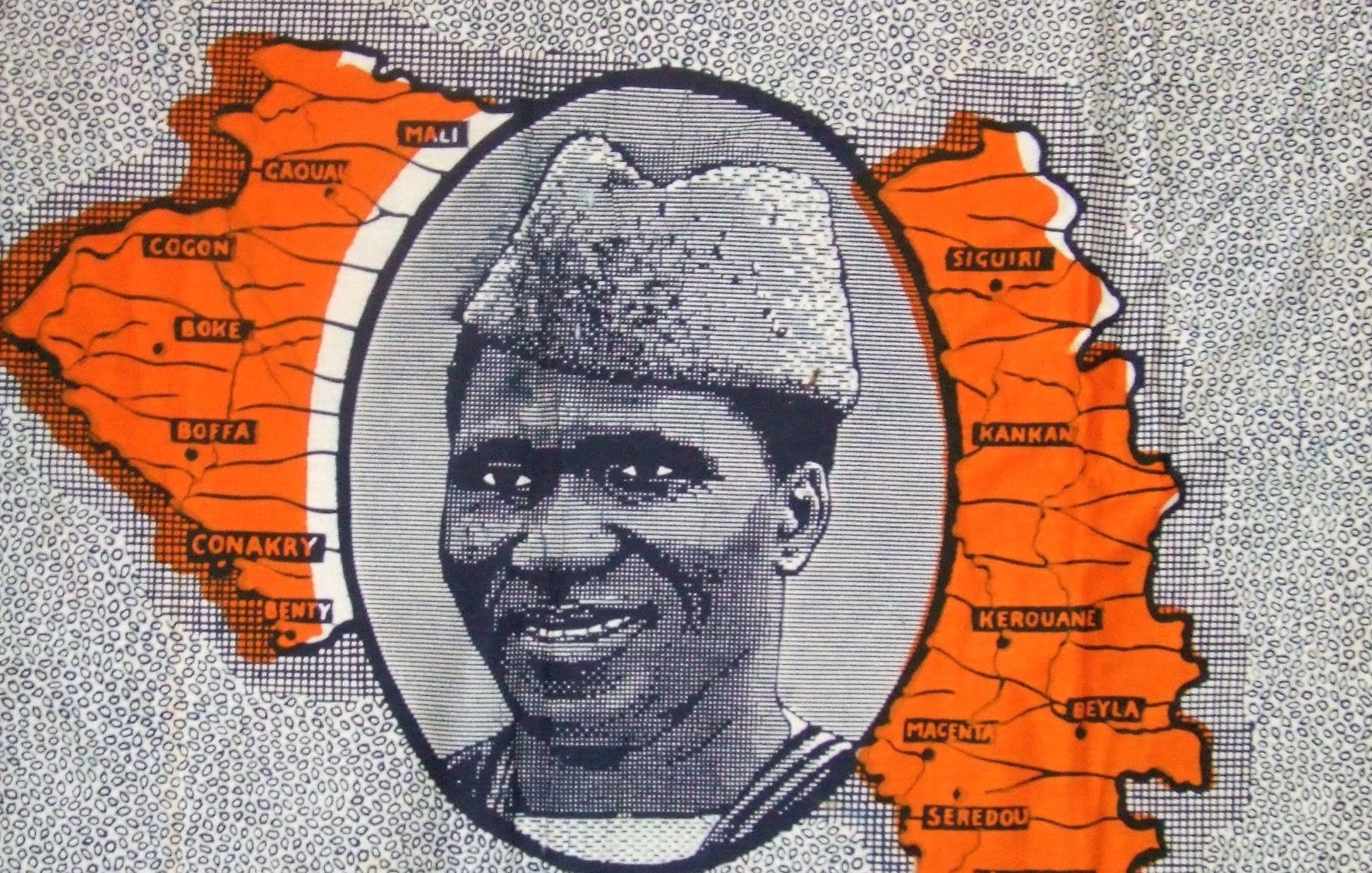 L'image représente une illustration stylisée de la carte de la Guinée, mettant en évidence ses régions en orange. Au centre, un portrait d'un homme portant un chapeau traditionnel est encadré par la carte. Le fond est décoré avec des motifs en noir et blanc, et le mot "Guinée" est inscrit en haut de l'image. Cette composition évoque une célébration de l'identité culturelle et géographique du pays.