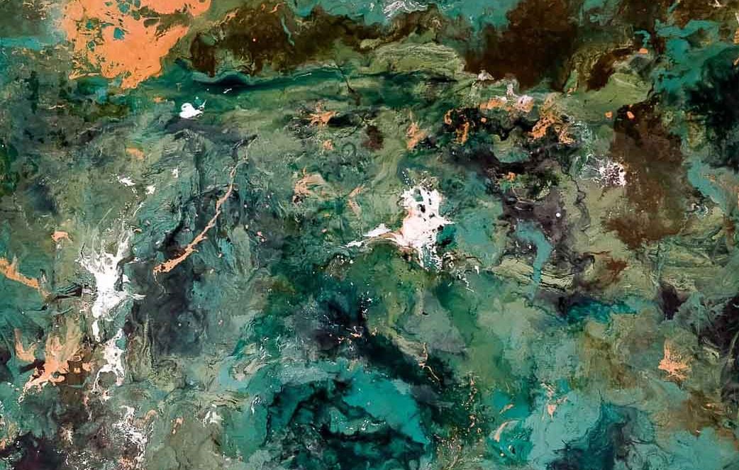 L'image présente une abstraction riche en couleurs et textures. On y voit des variations de vert, allant du vert émeraude au vert plus sombre, mélangées à des touches de noir et de brun. Des éclaboussures blanches créent un contraste, évoquant un mouvement fluide à travers la composition. L'ensemble ressemble à une vue aérienne d'un paysage naturel, avec des motifs organiques évoquant des formations rocheuses ou des rivières. Cette œuvre invite à l'imagination, suggérant une profondeur et une complexité visuelle.