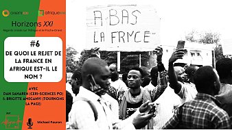 Cette image représente une scène dynamique d'un rassemblement ou d'une manifestation. Au centre, on peut voir une personne levant une pancarte où il est écrit en grands caractères "ABAS LA FRYCE". Les participants autour semblent mobilisés et engagés dans la discussion ou l'action. En arrière-plan, on aperçoit des bâtiments et une foule, ce qui donne une impression de mouvement et d'énergie collective. En bas de l'image, il y a un encart présentant le numéro de l'événement, un titre en lien avec le sujet du rejet de la France en Afrique, ainsi que des noms de participants et un logo. L'ambiance générale est celle d'une mobilisation sociale autour d'un thème important.