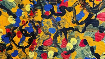 L'image présente une œuvre abstraite remplie de couleurs vives. On y retrouve des touches de jaune dominant, qui évoquent une ambiance ensoleillée. Des éclats de rouge, de bleu et de noir se mêlent de manière harmonieuse, créant un effet dynamique et énergique. Les formes semblent s'entrelacer, offrant une sensation de mouvement, comme si elles dansaient sur la toile. Le tout donne une impression de joie et de vitalité, rendant l'œuvre à la fois captivante et stimulante pour l'imagination.