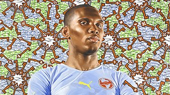 L'image représente un joueur de football en pleine posture, avec les bras croisés. Il porte un maillot bleu clair avec le numéro 10 en jaune, et un short orange. Son expression est déterminée et confiante. En arrière-plan, il y a un motif vibrant et coloré, avec une texture qui évoque des éléments de jeu, tels que des clés et des formes géométriques, créant une atmosphère dynamique autour du joueur. L'ensemble de la scène transmet une impression de force et de passion pour le sport.