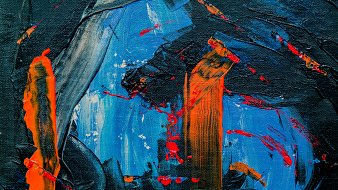 L'image représente une œuvre abstraite peinte sur toile. Les couleurs dominantes incluent des bleus vifs qui évoquent des émotions de profondeur et de calme, contrastant avec des touches de noir qui apportent une certaine intensité. Des traînées d'orange et de rouge s'entrelacent, ajoutant une dynamique vive et énergique. Les coups de pinceau sont expressifs, créant des formes fluides qui semblent se déplacer à travers la toile. L'ensemble évoque un sens de l'énergie et du mouvement, invitant le spectateur à ressentir la force et la passion de l'artiste à travers les couleurs et les textures.