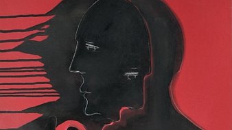 L'image représente un fond rouge intense. Au centre, une silhouette de visage est esquissée en noir. Cette silhouette est stylisée, sans détails prononcés, et semble se fondre dans des coups de pinceau fluides qui s'étendent vers la gauche. Des gouttes de peinture noire s'écoulent à partir de la silhouette, créant une impression de mouvement ou d'émotion intense. L'ensemble de l'œuvre laisse transparaître une ambiance sombre et expressive, évoquant des thèmes de réflexion ou de tourment intérieur.