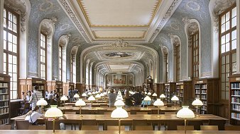 Imaginez une vaste bibliothèque, où l'air est chargé de silence et de connaissance. L'espace est long et majestueux, avec un plafond haut orné de décorations raffinées et de motifs artistiques. Les murs sont bordés de grandes fenêtres, permettant à la lumière naturelle d'inonder la pièce. Des lampes de table éclatent par leur lumière douce sur de longues tables en bois, disposées en rangées. Ces tables accueillent des visiteurs plongés dans leurs livres et leurs pensées. Au fond, un grand mur est décoré de fresques, ajoutant une note d'élégance à l'ensemble. Les étagères en bois, pleines de livres soigneusement rangés, s'élèvent majestueusement sur les côtés, évoquant un immense trésor de savoir à portée de main. Les gens se déplacent doucement, parlant à voix basse, ajoutant une ambiance de respect et de tranquillité. Cette bibliothèque semble être un sanctuaire pour les amateurs de lecture et de culture.