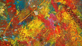 Cette image représente une toile vibrante et abstraite, remplie de couleurs éclatantes et de textures riches. On y trouve des couches de peinture aux teintes de rouge, jaune, bleu et vert, qui se mélangent et se superposent de manière dynamique. Les coups de pinceau sont visibles, créant un effet de mouvement et de profondeur. L'ensemble dégage une sensation d'énergie et d'émotion, invitant le spectateur à explorer chaque nuance et détail. Les couleurs chaudes dominent, apportant une chaleur visuelle, tandis que les touches de bleu et de vert ajoutent un contraste rafraîchissant. C'est une œuvre qui évoque un paysage suggestif, plein de vie et d'imagination.