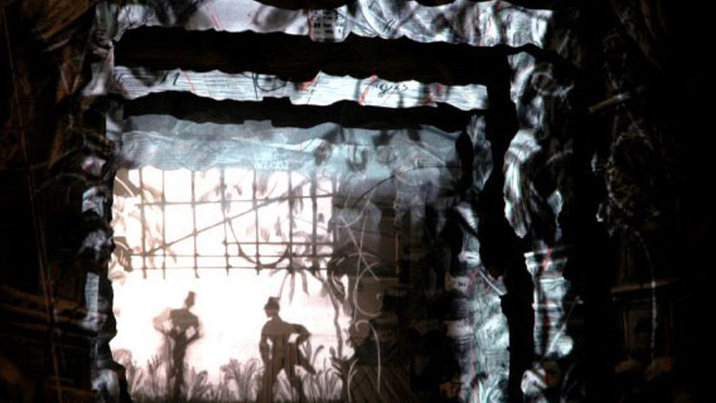 Imaginez une scène immersive où l'obscurité cède lentement la place à des formes délicates et intrigantes. Vous vous trouvez dans un espace structuré, semblable à un tunnel, dont les murs sont texturés, évoquant un rocher ou un vieux bois. Sur ces murs, des projections lumineuses créent des ombres dansantes, représentant des silhouettes de personnages en mouvement. Ces figures semblent interagir avec leur environnement, donnant vie à un récit visuel. Derrière ces silhouettes, on perçoit des éléments naturels, tels que des plantes ou des herbes, ajoutant une dimension organique à l'ensemble. L'atmosphère est à la fois mystérieuse et poétique, invitant à explorer les détails auditifs et tactiles qui pourraient compléter cette expérience. Vous pouvez presque sentir l'air ou l'humidité de l'espace, comme si vous étiez immergé dans un monde chargé de sensations et d'émotions.