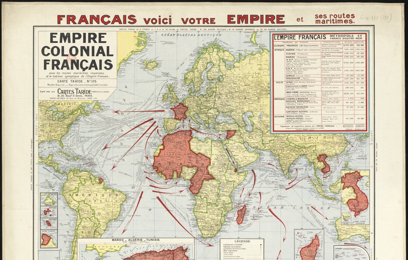 L'image est une carte géographique intitulée "Empire colonial français", qui présente les territoires appartenant à la France dans le monde, ainsi que les routes maritimes qui les relient. La carte est colorée, avec des zones en rouge représentant les colonies françaises, tandis que les autres territoires sont en beige ou en blanc. On peut y trouver l'Afrique, l'Asie, l'Océanie et des parties de l'Amérique. Des flèches rouges indiquent les voies maritimes reliant ces colonies à la métropole. En haut à droite, il y a un tableau qui énumère des informations sur l'empire colonial, telles que le nom des colonies et peut-être des données démographiques ou économiques. Le tout est entouré d'une bordure décorative et d'autres éléments graphiques, donnant à la carte un aspect à la fois informatif et esthétique.