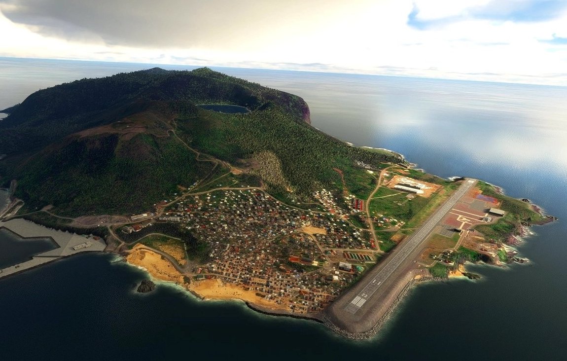 Imagine une île isolée au milieu d'une vaste étendue d'eau calme et scintillante. La surface de l'eau reflète un ciel nuageux, ce qui donne une ambiance sereine. Sur l'île, il y a une montagne verdoyante qui se dresse majestueusement, recouverte de végétation dense et luxuriante. Au bas de la montée, on aperçoit un village coloré, composé de petites maisons accolées, créant un patchwork de teintes. Les bâtiments semblent être en harmonie avec la nature environnante. Sur la côte, il y a un port avec des structures en pierre, probablement destinées à accueillir des bateaux. À l'extrémité de l'île, une piste d'atterrissage est visible, signalant une certaine accessibilité même dans ce coin reculé du monde. L'ensemble évoque un mélange de tranquillité, de vie communautaire et de beauté naturelle.