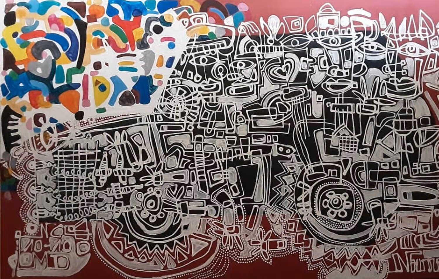 Cette image présente une œuvre d'art abstraite aux formes et motifs complexes. Le fond est d'un rouge profond, sur lequel se détachent des lignes blanches dessiné de manière ludique, créant une multitude de figures géométriques et organiques. Ces lignes forment un enchevêtrement qui pourrait évoquer un paysage urbain ou un ensemble de visages, selon l'imagination de chacun. Dans le coin supérieur gauche, des touches de couleurs vives, comme le bleu, le jaune et le vert, ajoutent une énergie dynamique à la composition. L'œuvre joue avec le contraste entre le noir, le blanc et les couleurs, attirant le regard et invitant à une exploration visuelle des détails. L'ensemble donne une impression de mouvement et de créativité, caractéristique de l'art contemporain.