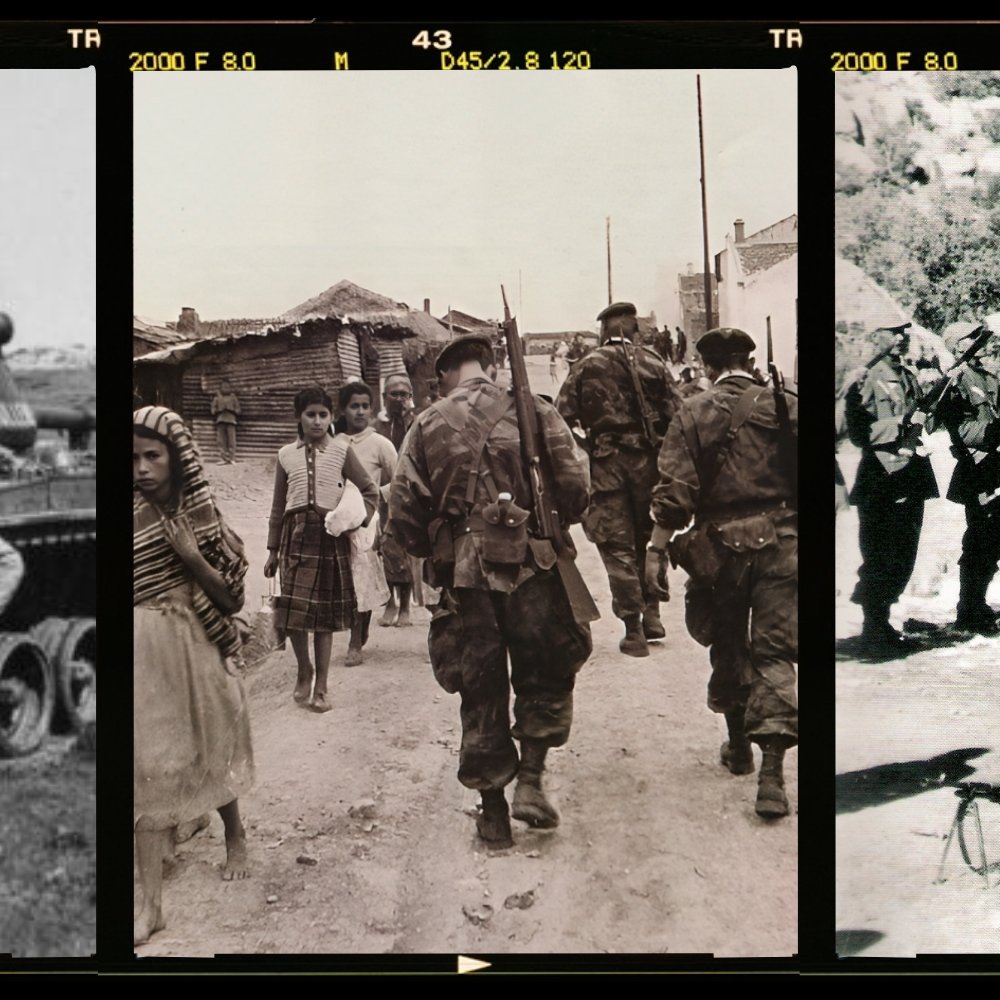 L'image se compose de trois photographies en noir et blanc alignées horizontalement. 1. **Première photo** : Deux soldats, souriants, posent côte à côte devant un char d'assaut. L'un d'eux porte une tenue militaire décontractée. En arrière-plan, le char est bien visible, renforçant l'idée d'un moment de camaraderie en temps de guerre. 2. **Deuxième photo** : Un groupe de soldats marche sur un chemin, entouré de maisons modestes. Parmi eux, on peut distinguer quelques civils, en particulier des enfants, qui semblent observer les militaires. L'atmosphère évoque un mélange de curiosité et de tension. 3. **Troisième photo** : Plusieurs hommes en uniforme se tiennent au garde-à-vous, avec une bannière brandie par l'un d'eux. Les expressions sont sérieuses, laissant transparaître un sentiment de détermination et d'unité. L'environnement est montagneux, ce qui ajoute un contexte à la scène. L'ensemble de ces images évoque des moments historiques marqués par la présence militaire et les interactions entre soldats et civils.