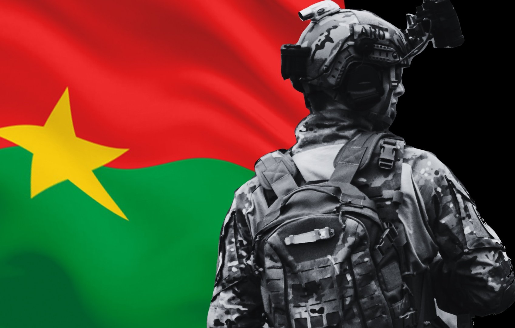 L'image montre un soldat de dos, vêtu d'un uniforme de camouflage, avec un sac à dos. En arrière-plan, se trouve le drapeau du Burkina Faso, qui est composé de bandes horizontales rouges et vertes avec une étoile jaune au centre. Le soldat est positionné de manière à mettre en valeur le drapeau, symbolisant probablement la fierté nationale ou le service militaire.