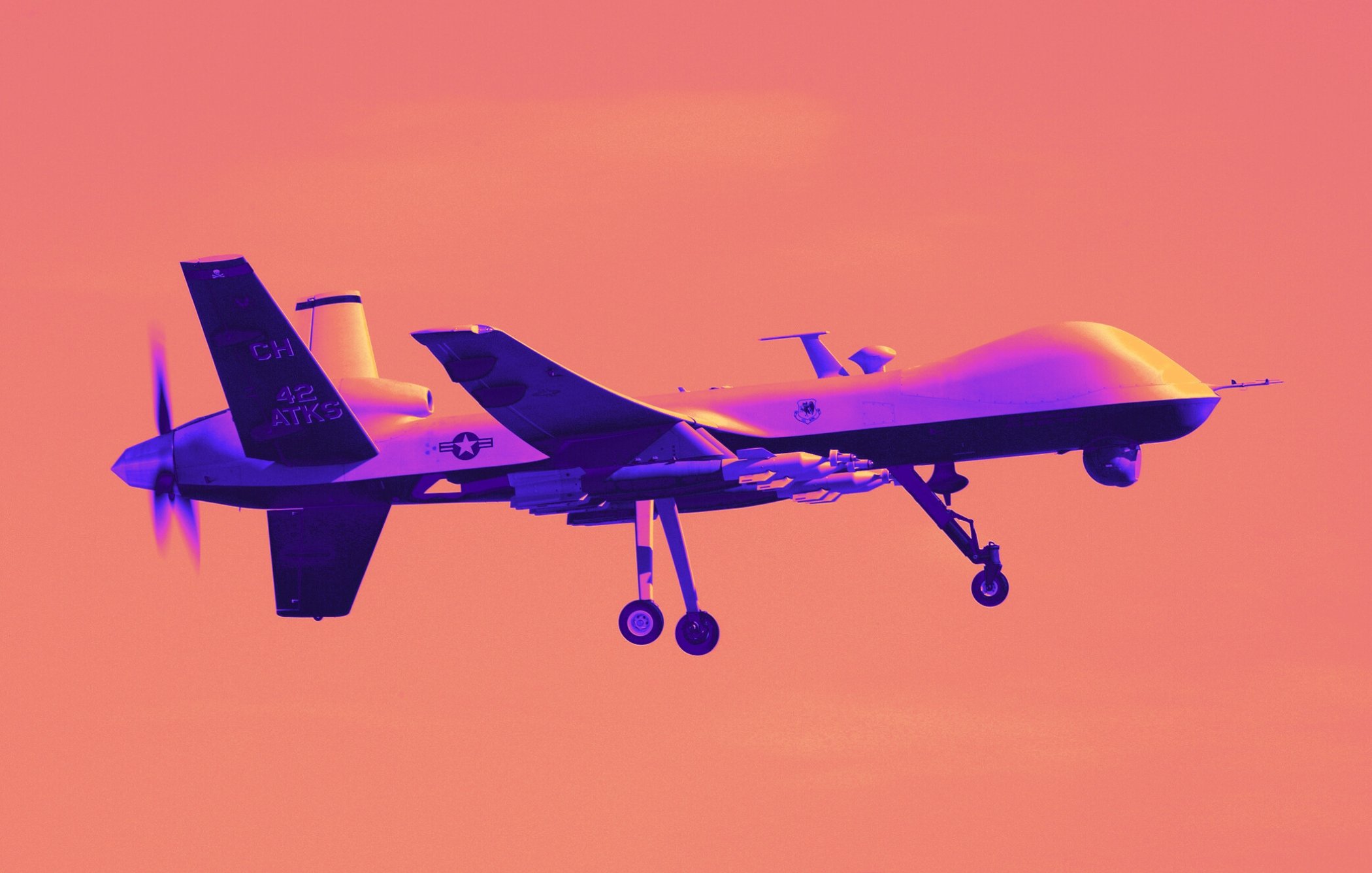 L'image montre un drone militaire en vol, sur fond coloré avec des nuances de rose et violet. Le drone a une silhouette élancée, avec des ailes étendues et une hélice distinctive à l'arrière. Ses couleurs, principalement blanches et grises, contrastent avec l'arrière-plan vibrant. On peut imaginer que le drone est en mission, flottant dans le ciel avec une certaine élégance et une technologie avancée, symbolisant à la fois la puissance et la modernité.