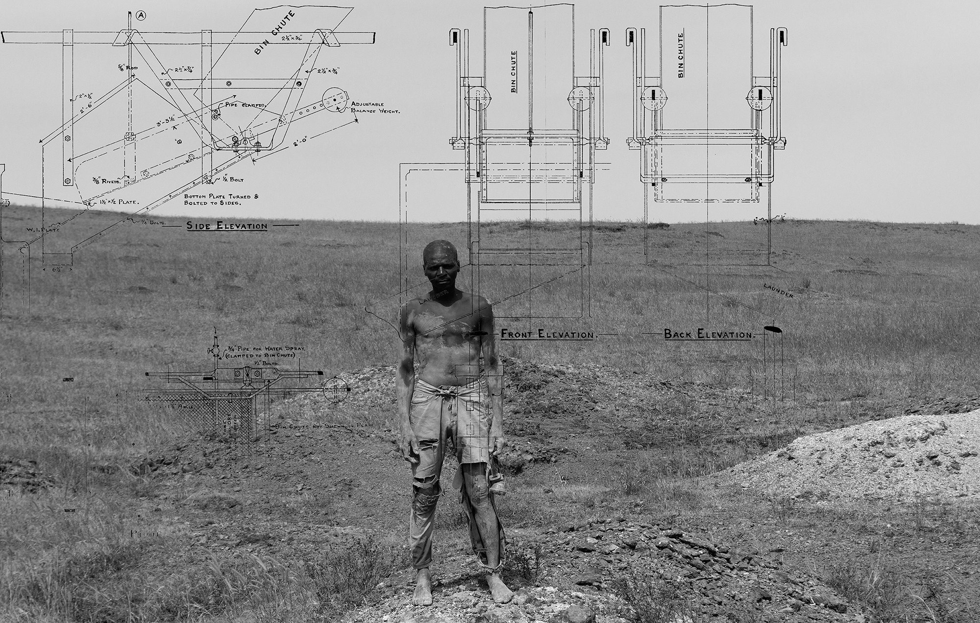 L'image en noir et blanc présente un homme nu, debout sur un terrain accidenté et aride. Il semble être en milieu rural, entouré de terres sèches, avec quelques monticules de terre autour de lui. À l'arrière-plan, on aperçoit des esquisses techniques en superposition, illustrant des plans et des élévations d'une structure. Ces schémas ajoutent une dimension conceptuelle à la scène, suggérant une connexion entre l'homme et un projet architectural ou mécanique. L'ensemble émane une atmosphère contemplative et industrielle, où le corps humain se confronte à des idées de construction et de conception.