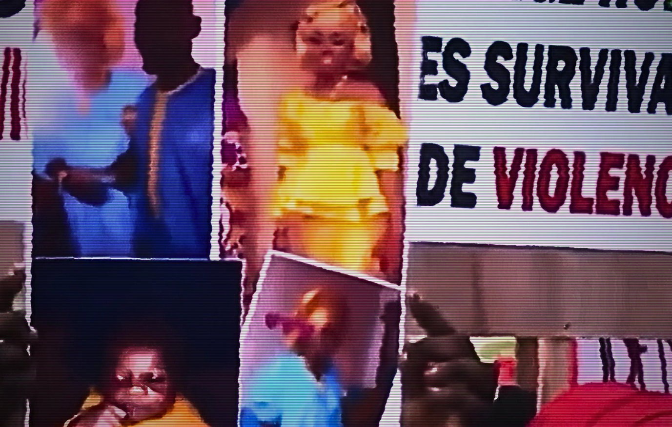 L'image montre une scène de manifestation où des participants tiennent des pancartes. Les pancartes contiennent des messages forts sur le soutien aux survivantes de la violence. Certaines affichent des photos, peut-être de personnes ou d'enfants, ainsi qu'une poupée, ce qui suggère une connexion émotionnelle ou un symbole de douceur au milieu d'un discours poignant. L'ambiance est intacte, avec des slogans qui crient l'injustice et l'urgence de protéger ceux qui ont souffert.